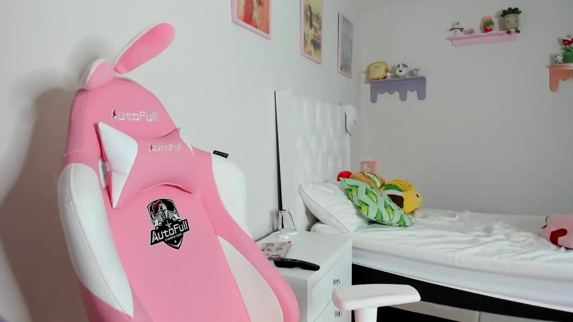 Gallery image thumbnail from Cherrycute666's myfreecams stream on, 09/20/2023, 08:33 image 17 of 20