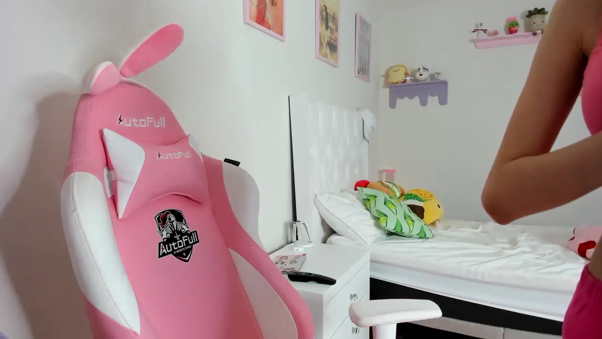 Gallery image thumbnail from Cherrycute666's myfreecams stream on, 09/20/2023, 08:33 image 16 of 20