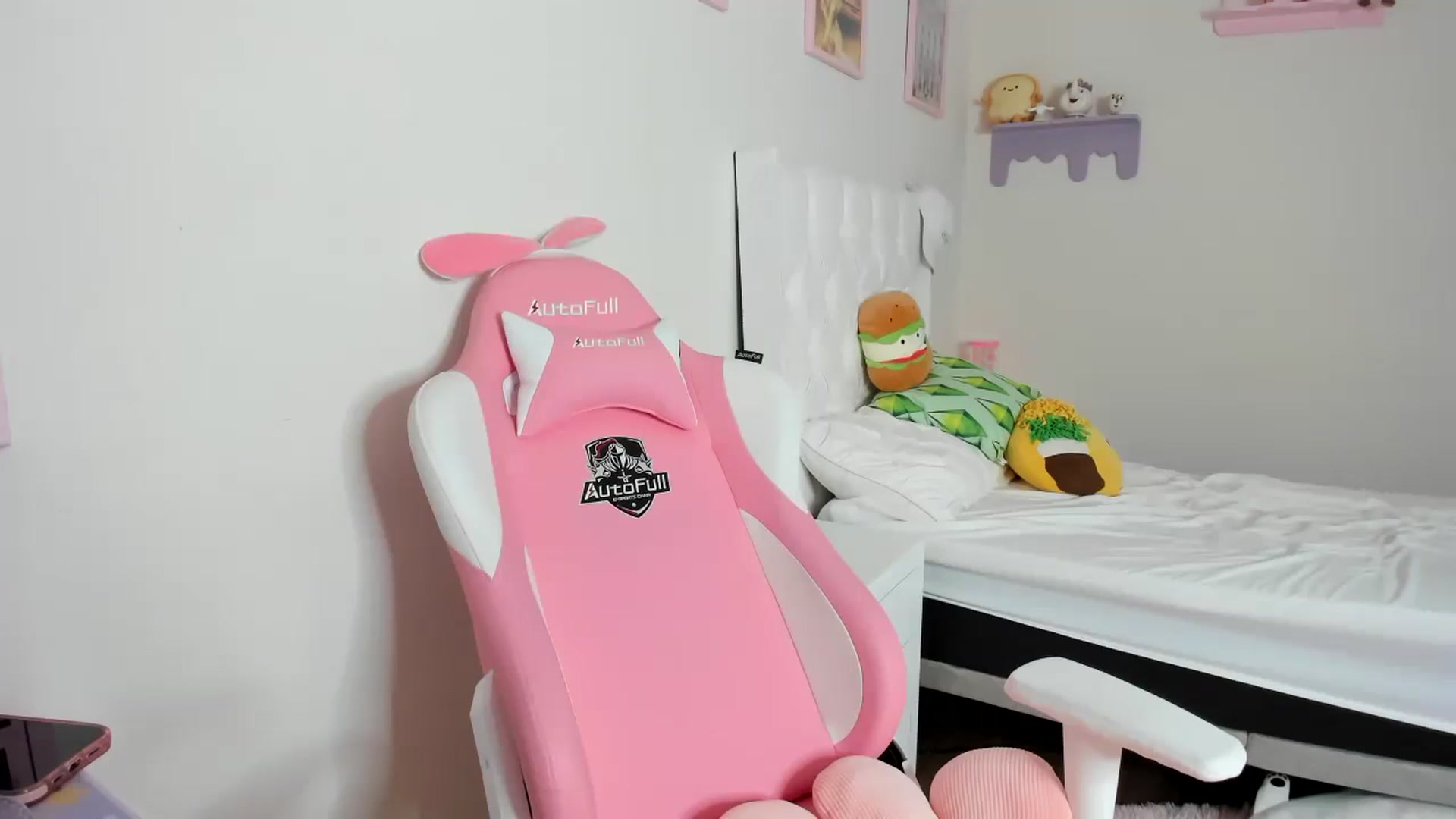 Gallery image thumbnail from Cherrycute666's myfreecams stream on, 09/21/2023, 24:32 image 17 of 20