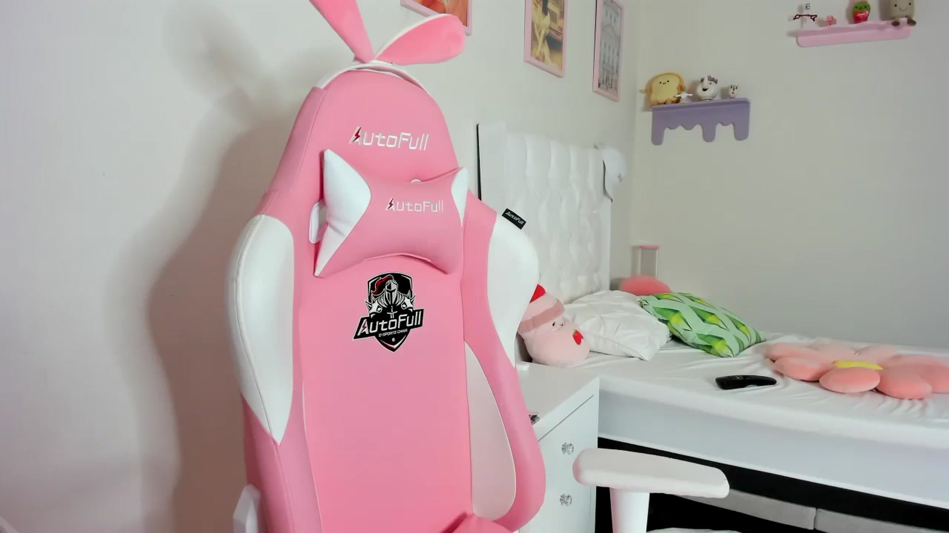 Gallery image thumbnail from Cherrycute666's myfreecams stream on, 09/26/2023, 23:35 image 13 of 20
