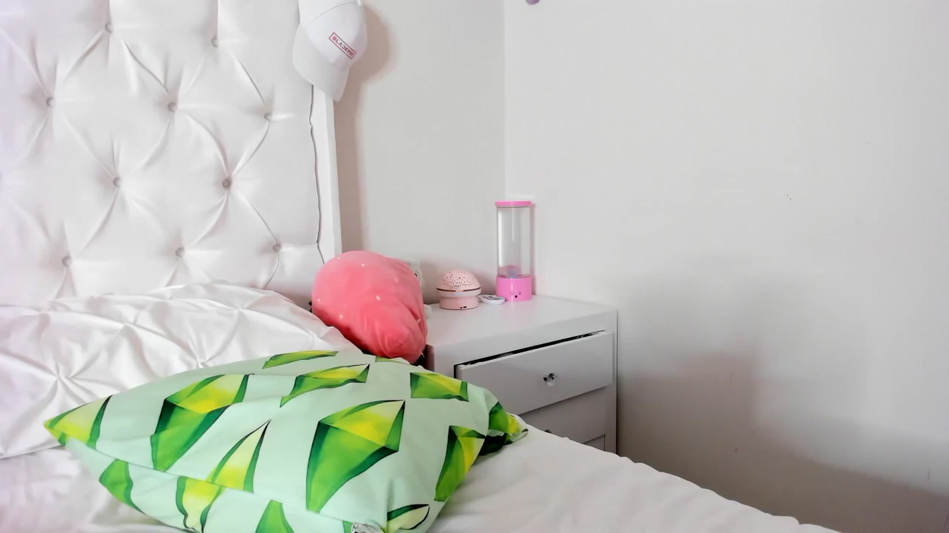 Gallery image thumbnail from Cherrycute666's myfreecams stream on, 09/27/2023, 01:45 image 3 of 20