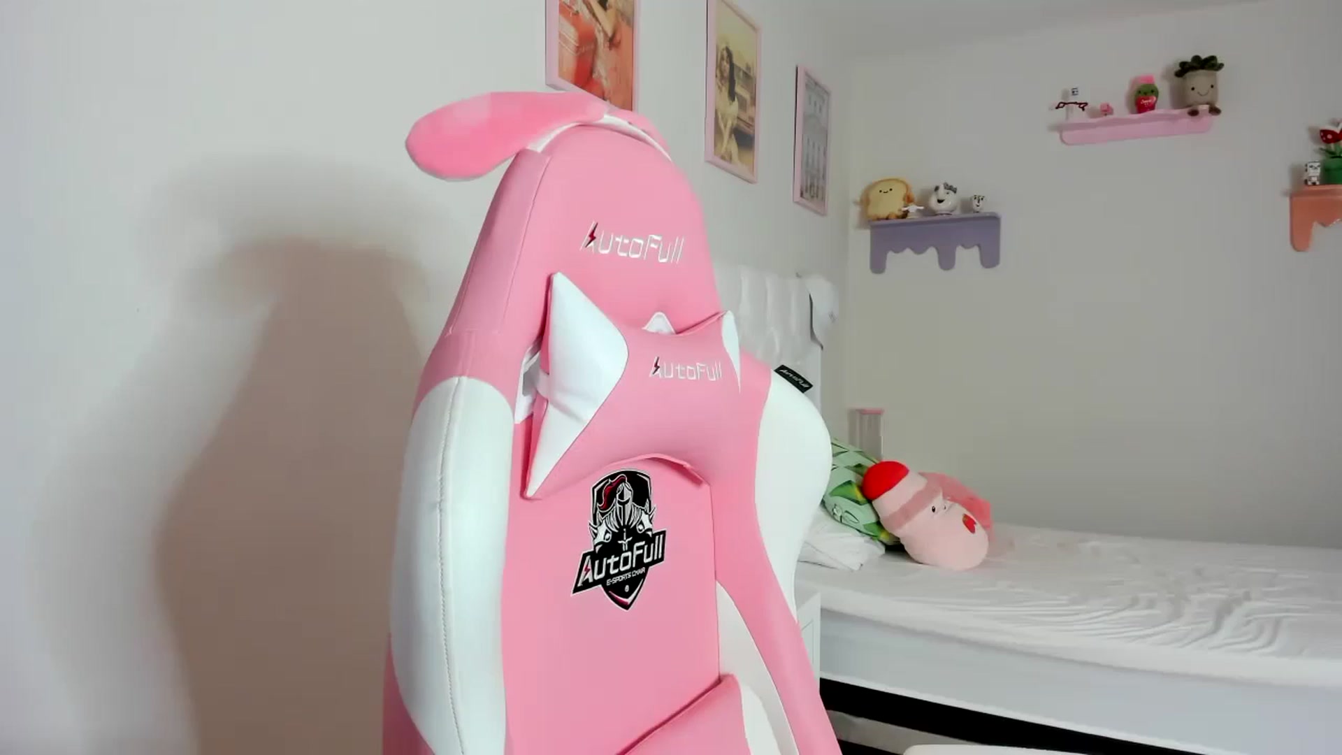 Gallery image thumbnail from Cherrycute666's myfreecams stream on, 09/29/2023, 24:27 image 10 of 20
