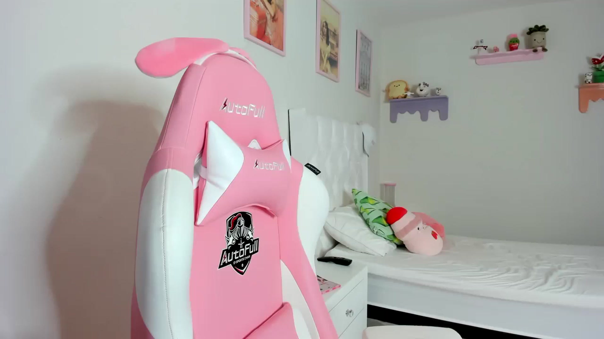 Gallery image thumbnail from Cherrycute666's myfreecams stream on, 09/29/2023, 24:27 image 15 of 20