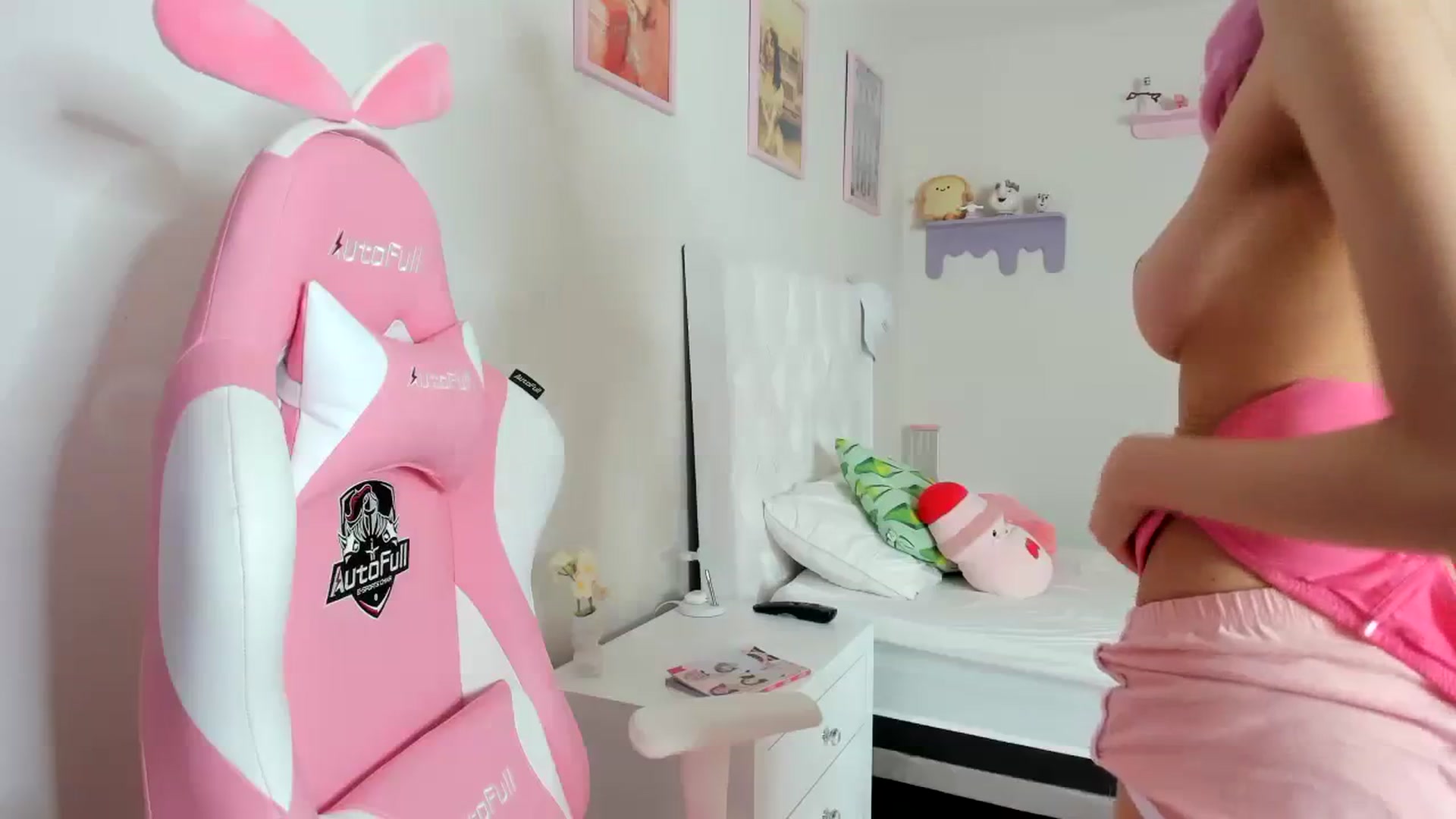 Gallery image thumbnail from Cherrycute666's myfreecams stream on, 09/29/2023, 24:27 image 4 of 20