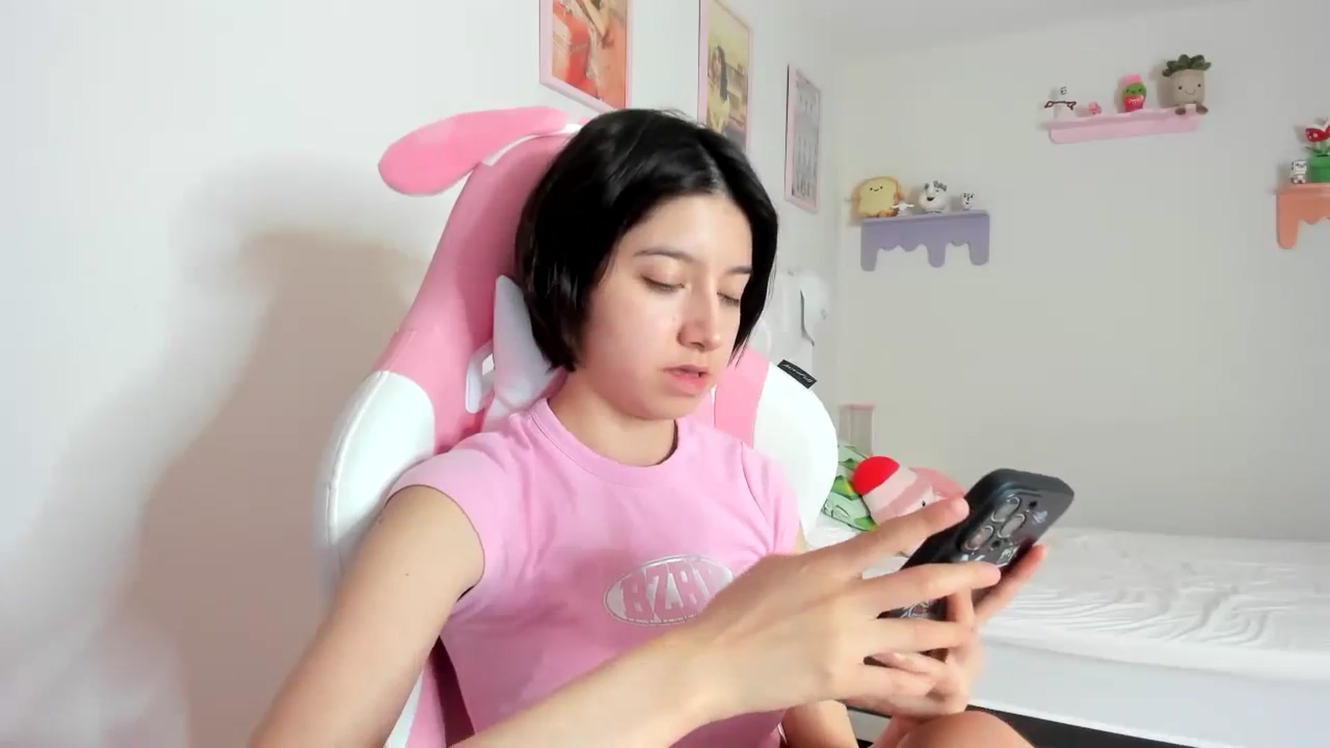 Gallery image thumbnail from Cherrycute666's myfreecams stream on, 09/29/2023, 24:27 image 13 of 20