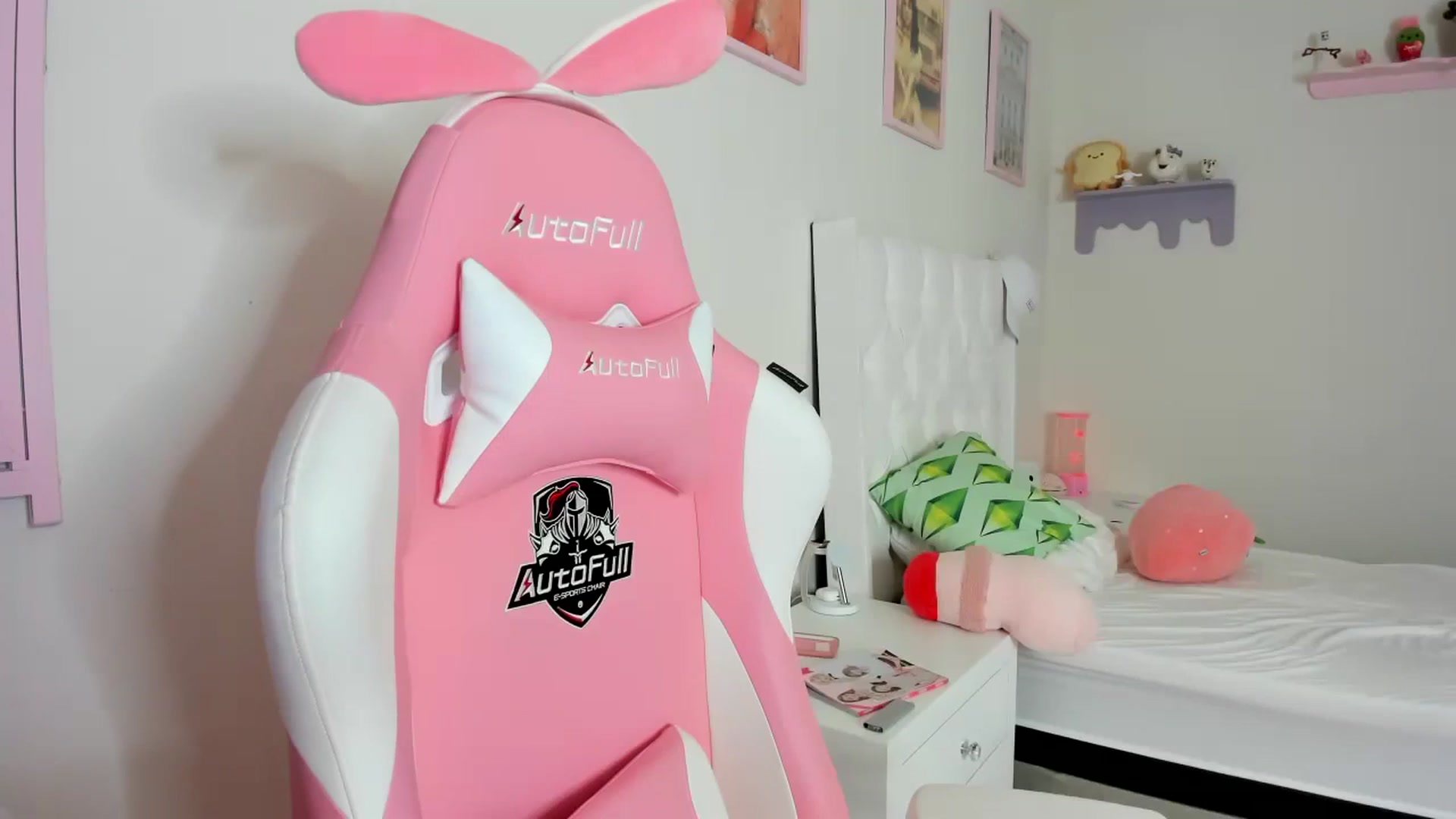 Gallery image thumbnail from Cherrycute666's myfreecams stream on, 09/29/2023, 20:37 image 10 of 20