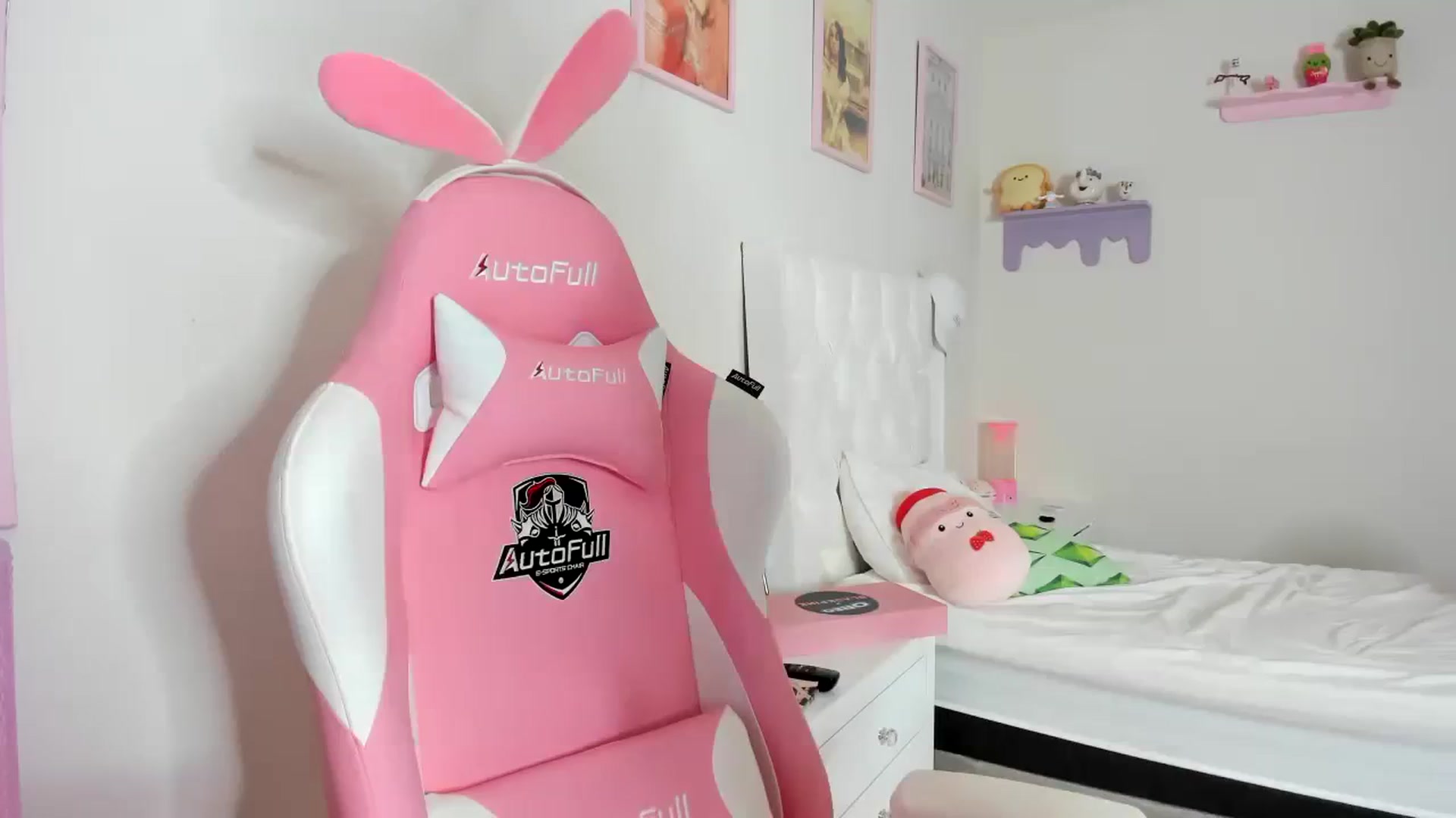 Gallery image thumbnail from Cherrycute666's myfreecams stream on, 09/30/2023, 10:23 image 1 of 20