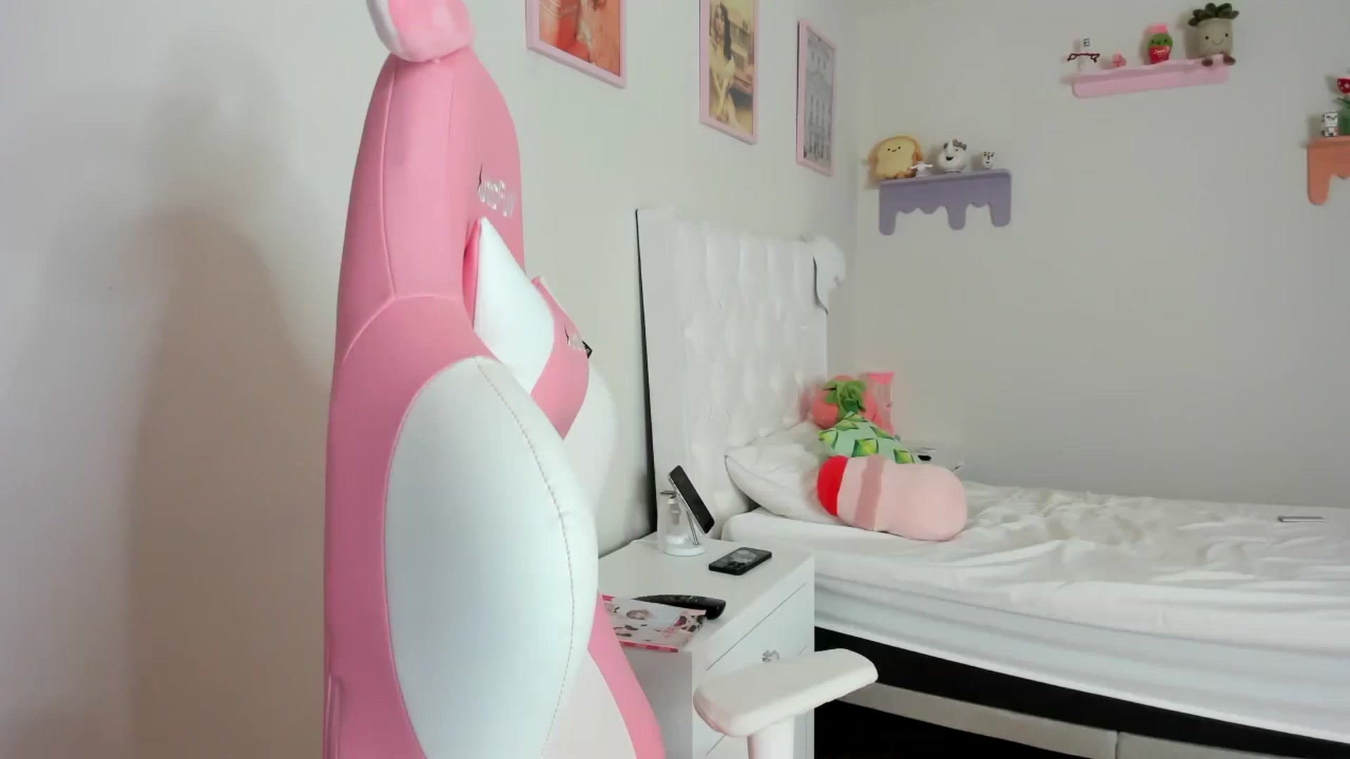 Gallery image thumbnail from Cherrycute666's myfreecams stream on, 09/30/2023, 21:22 image 5 of 20