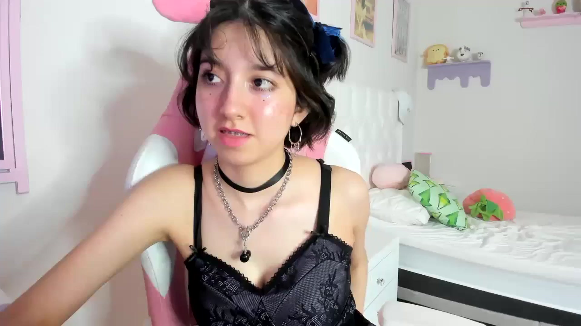 Gallery image thumbnail from Cherrycute666's myfreecams stream on, 10/03/2023, 07:09 image 1 of 20