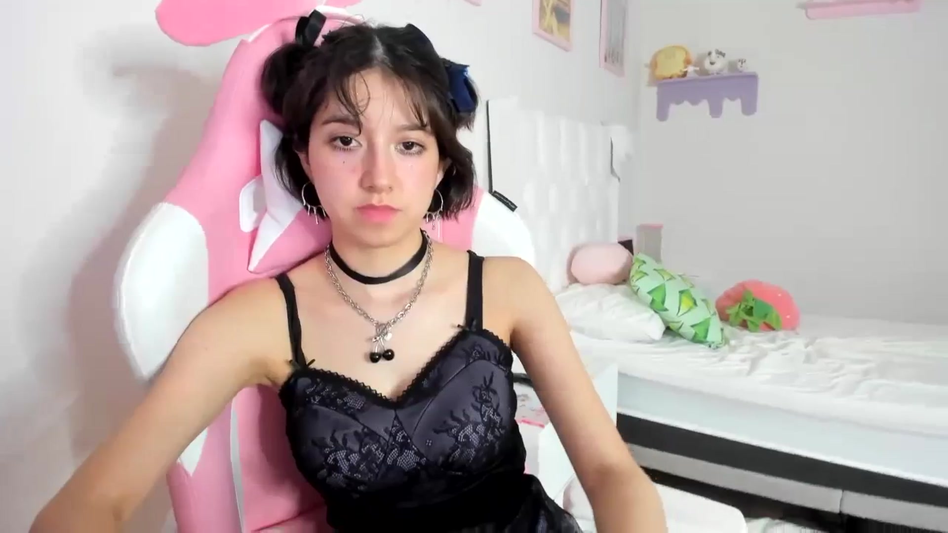 Gallery image thumbnail from Cherrycute666's myfreecams stream on, 10/03/2023, 07:09 image 10 of 20