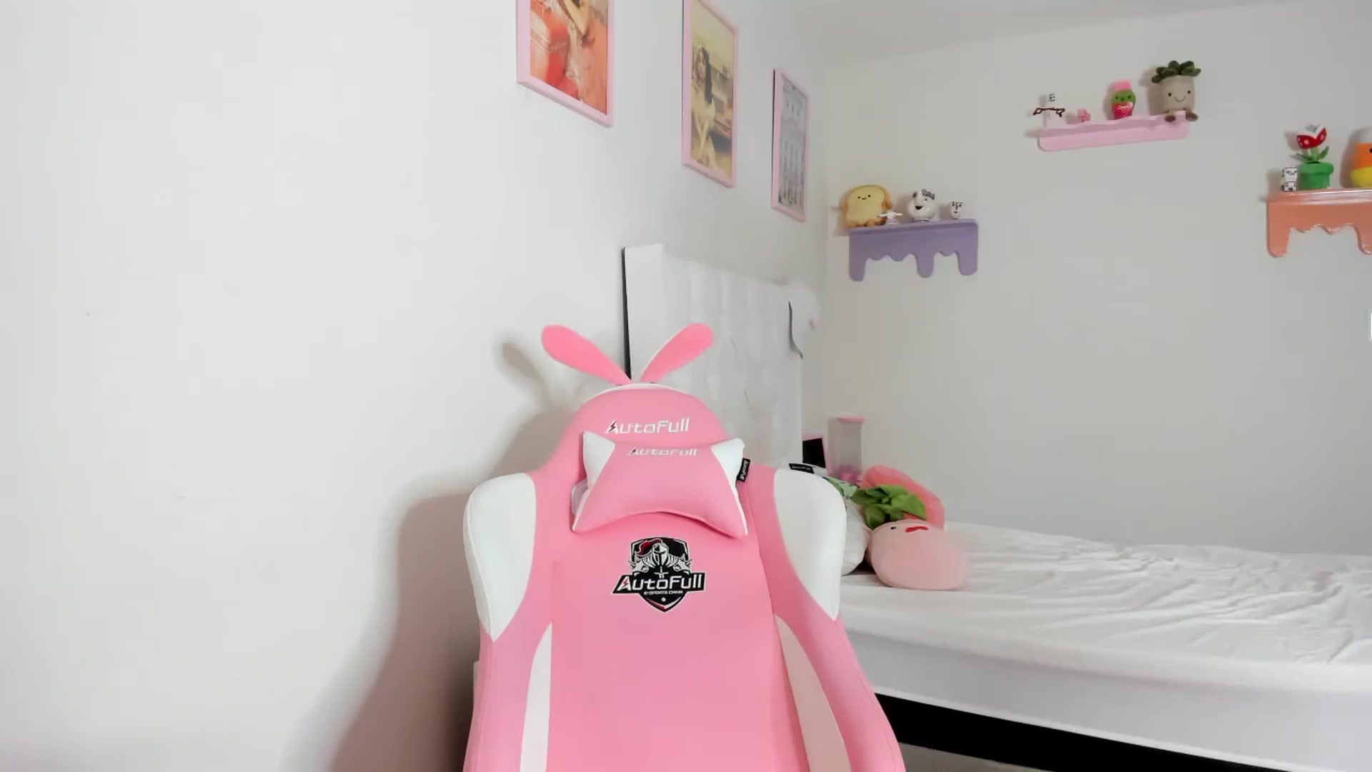Gallery image thumbnail from Cherrycute666's myfreecams stream on, 10/04/2023, 05:06 image 1 of 20