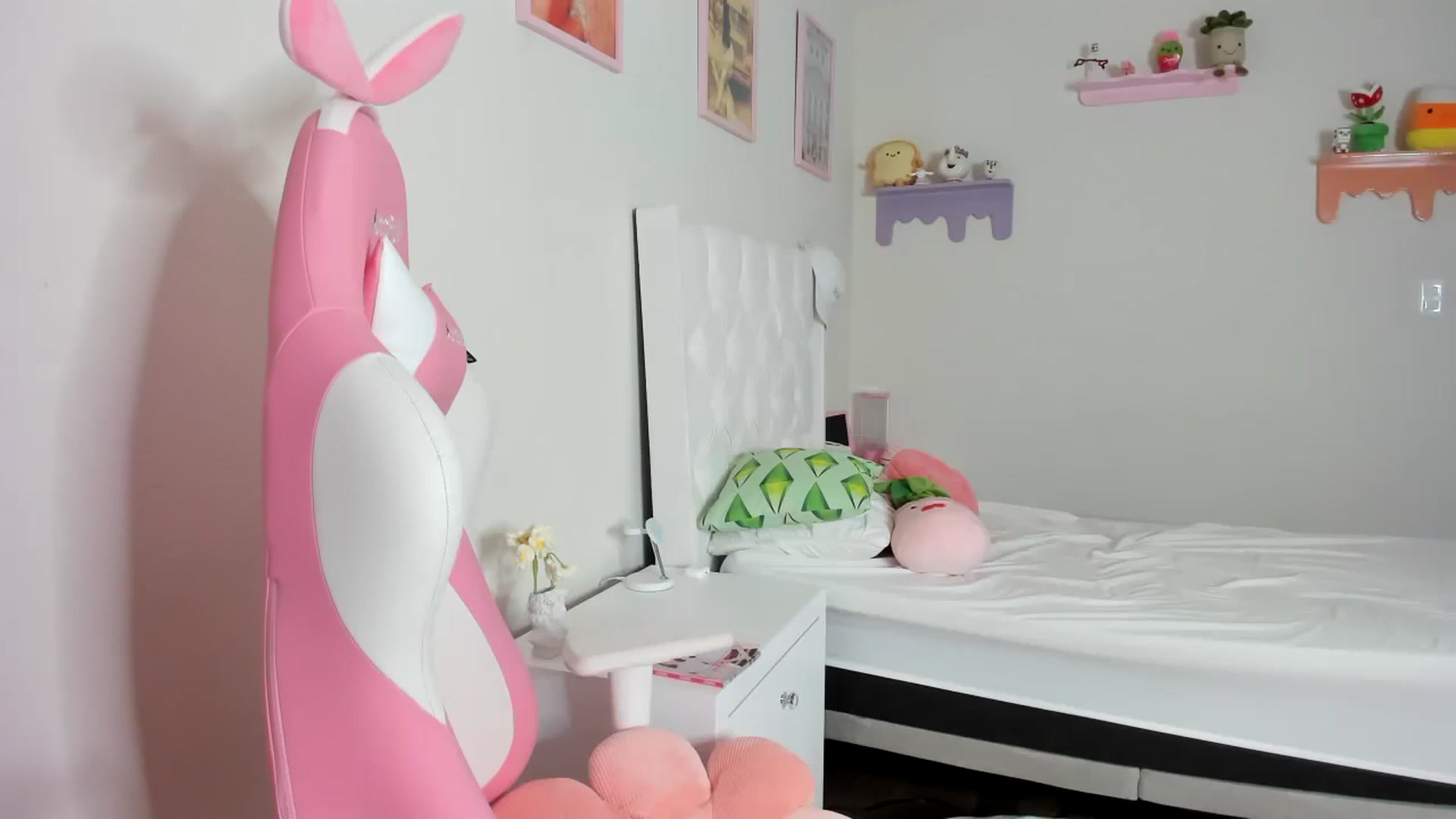 Gallery image thumbnail from Cherrycute666's myfreecams stream on, 10/04/2023, 06:09 image 11 of 20