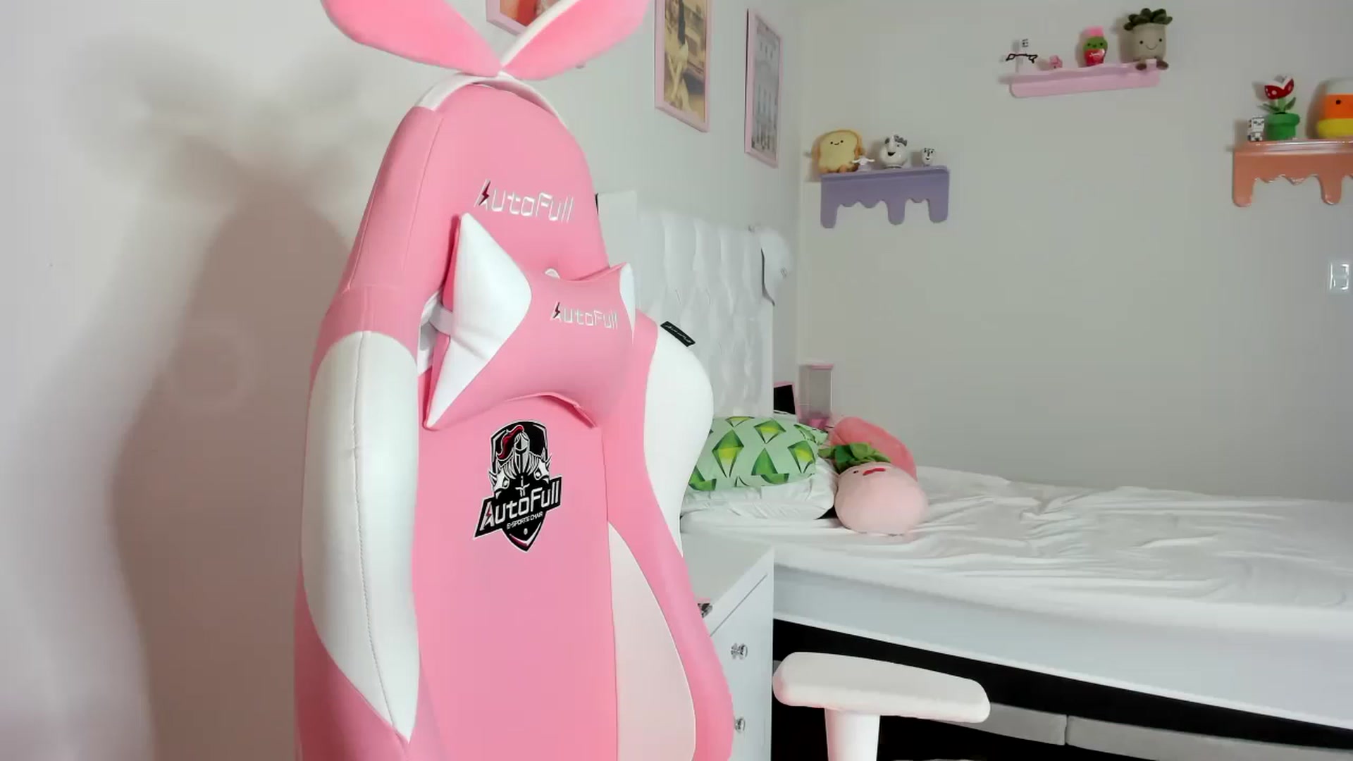 Gallery image thumbnail from Cherrycute666's myfreecams stream on, 10/04/2023, 06:09 image 5 of 20