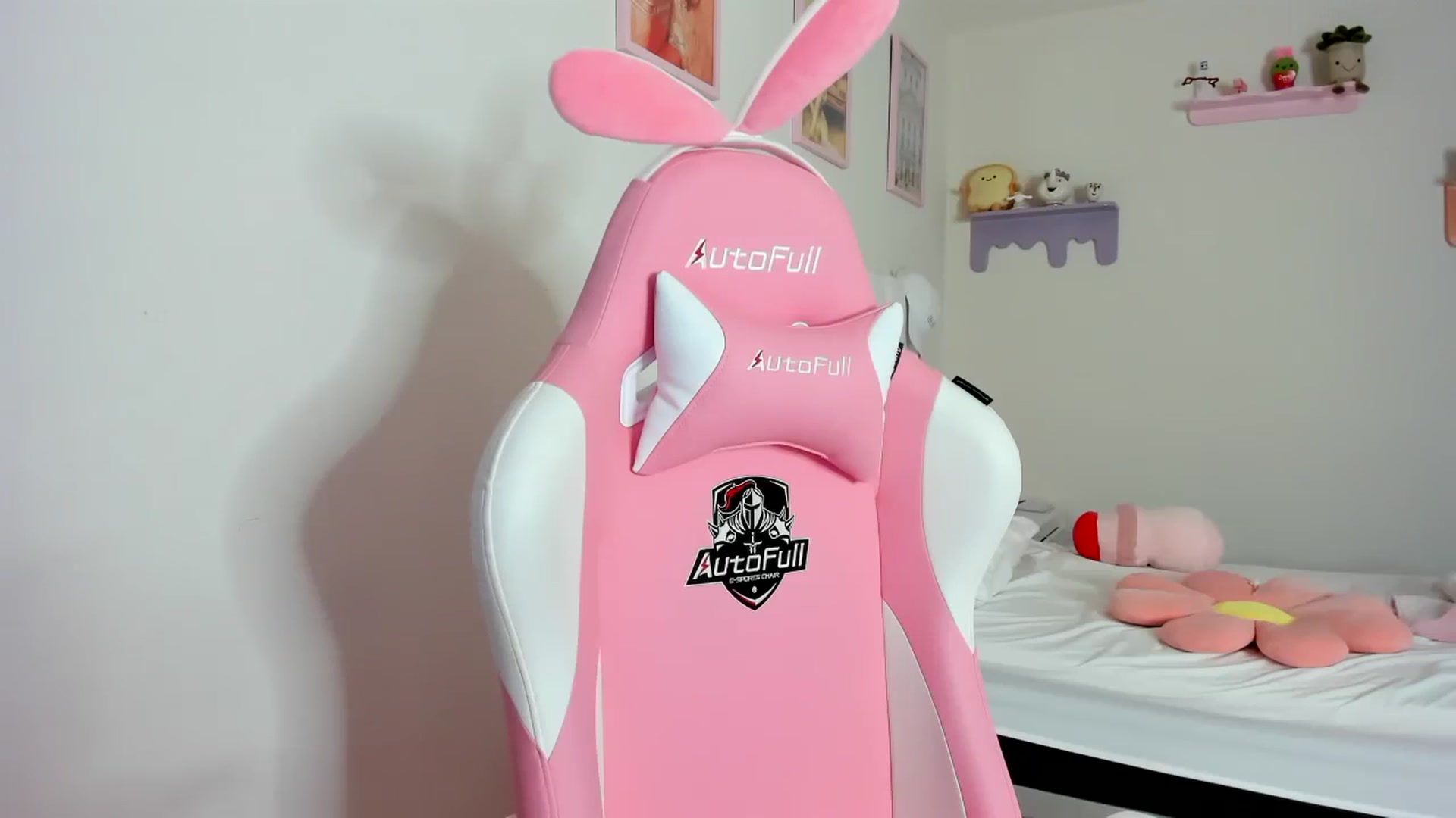 Gallery image thumbnail from Cherrycute666's myfreecams stream on, 10/04/2023, 15:42 image 5 of 20