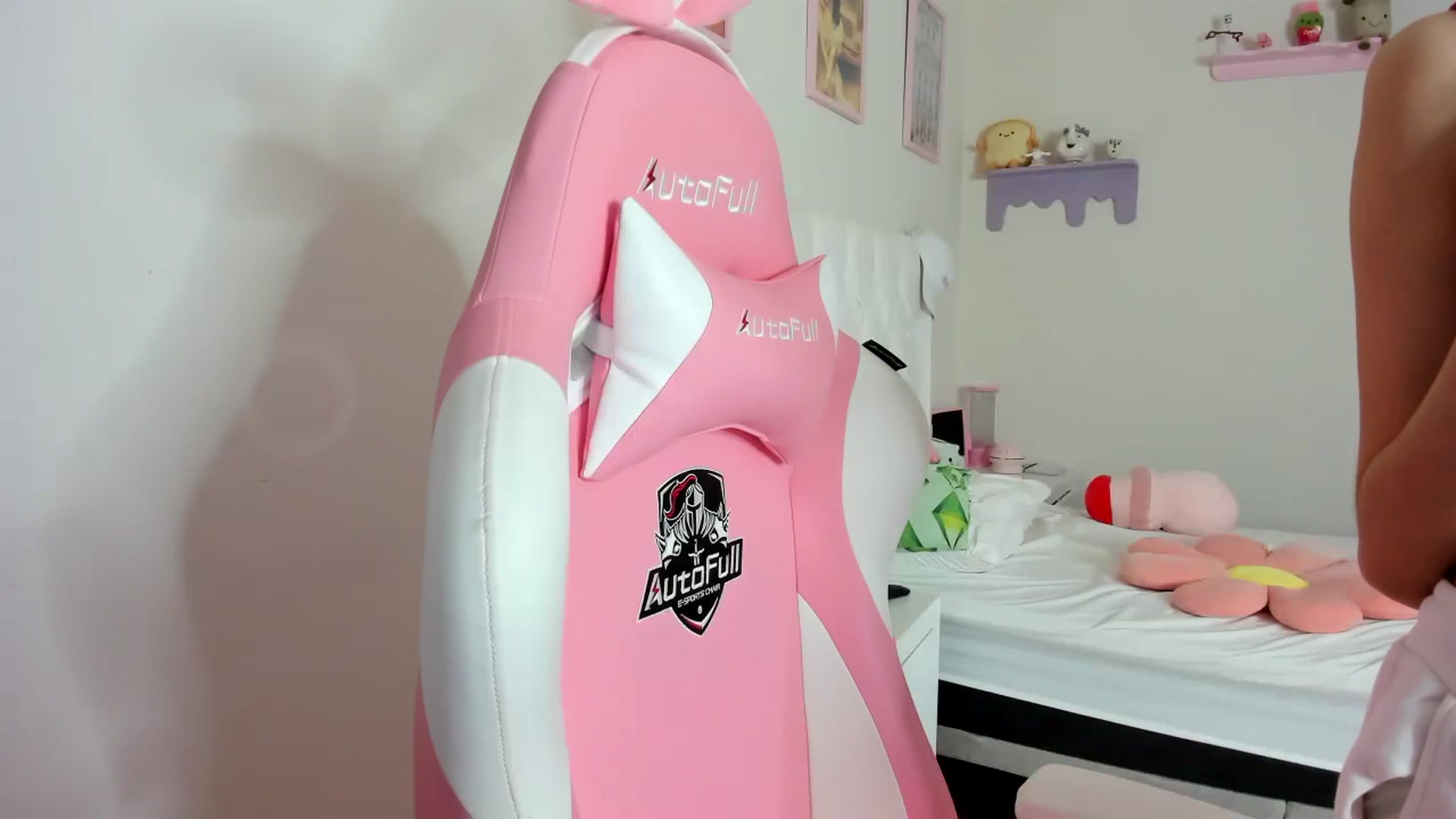 Gallery image thumbnail from Cherrycute666's myfreecams stream on, 10/04/2023, 15:42 image 11 of 20