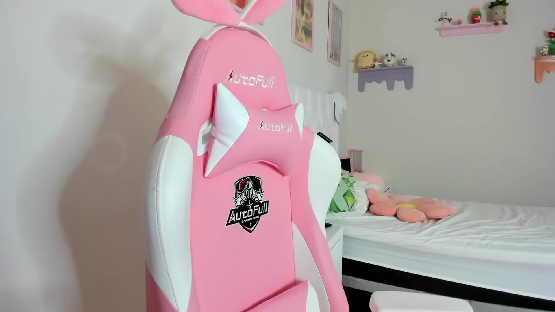 Gallery image thumbnail from Cherrycute666's myfreecams stream on, 10/04/2023, 22:46 image 15 of 20