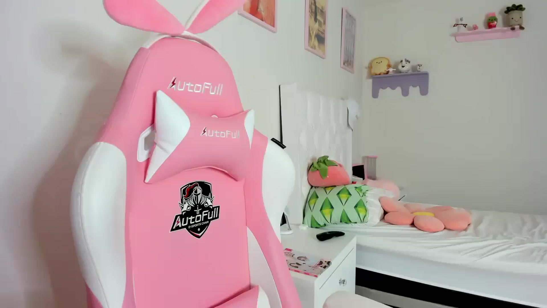 Gallery image thumbnail from Cherrycute666's myfreecams stream on, 10/04/2023, 22:46 image 2 of 20
