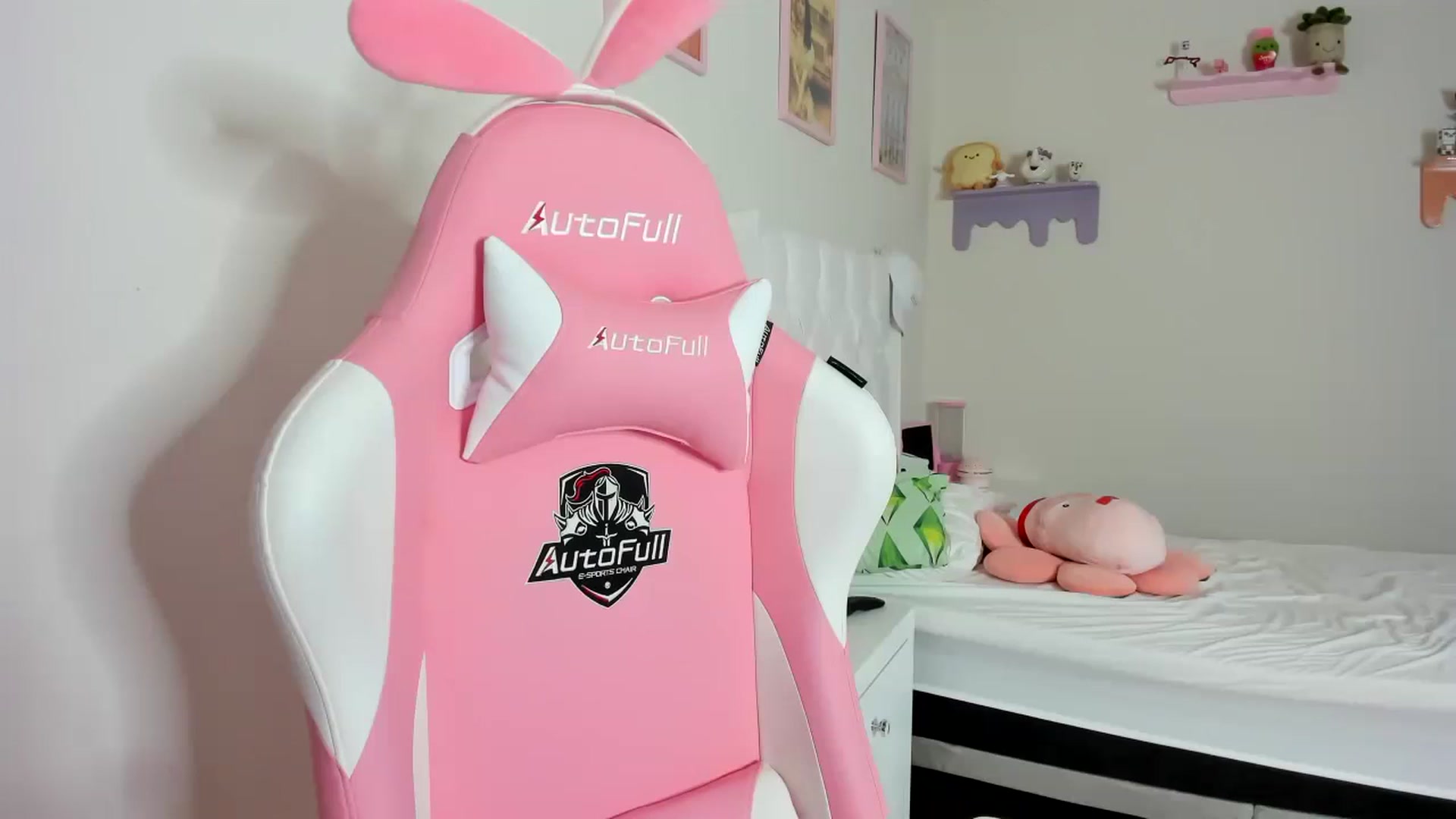 Gallery image thumbnail from Cherrycute666's myfreecams stream on, 10/05/2023, 24:58 image 6 of 20