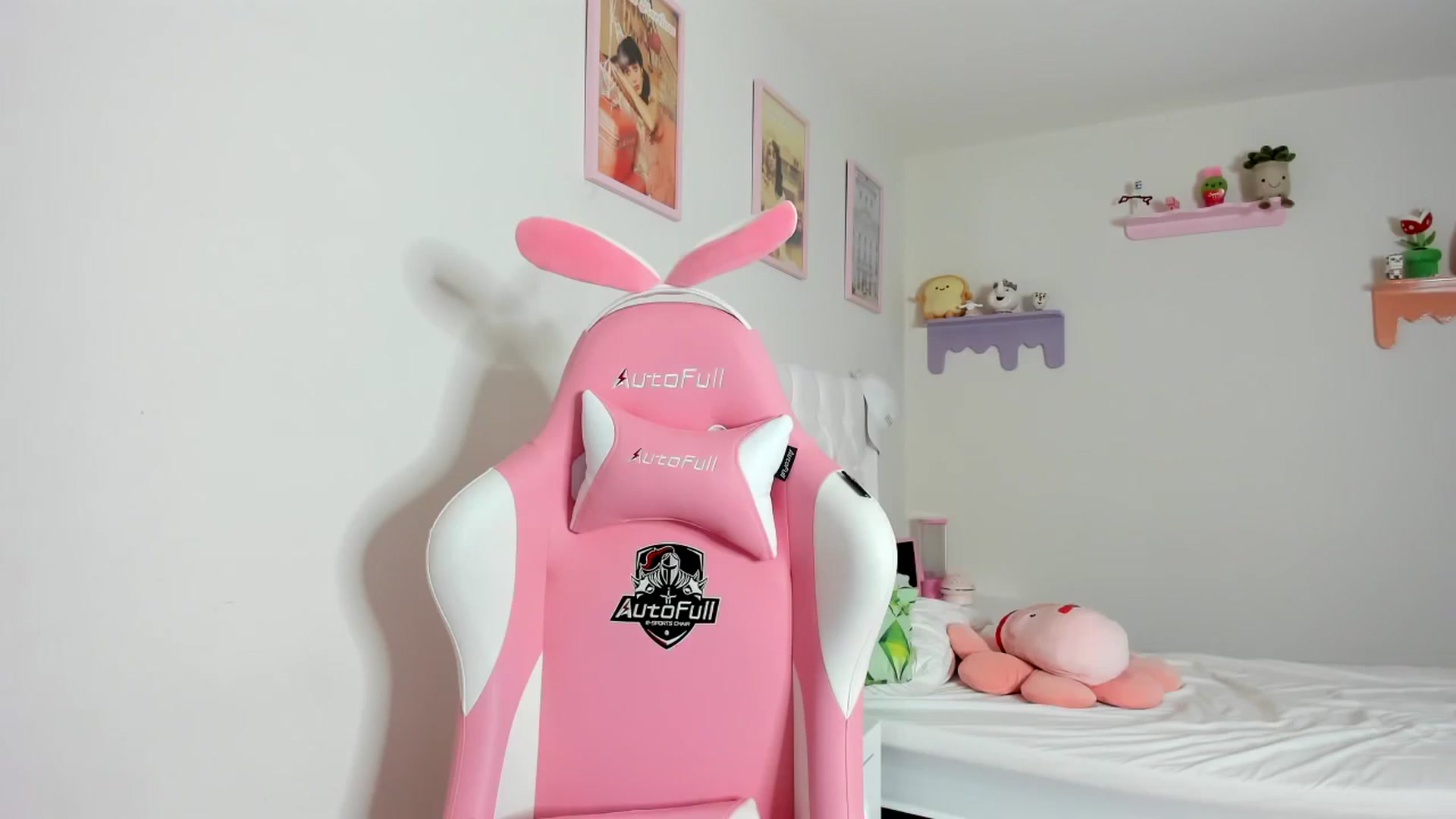 Gallery image thumbnail from Cherrycute666's myfreecams stream on, 10/05/2023, 08:25 image 11 of 20