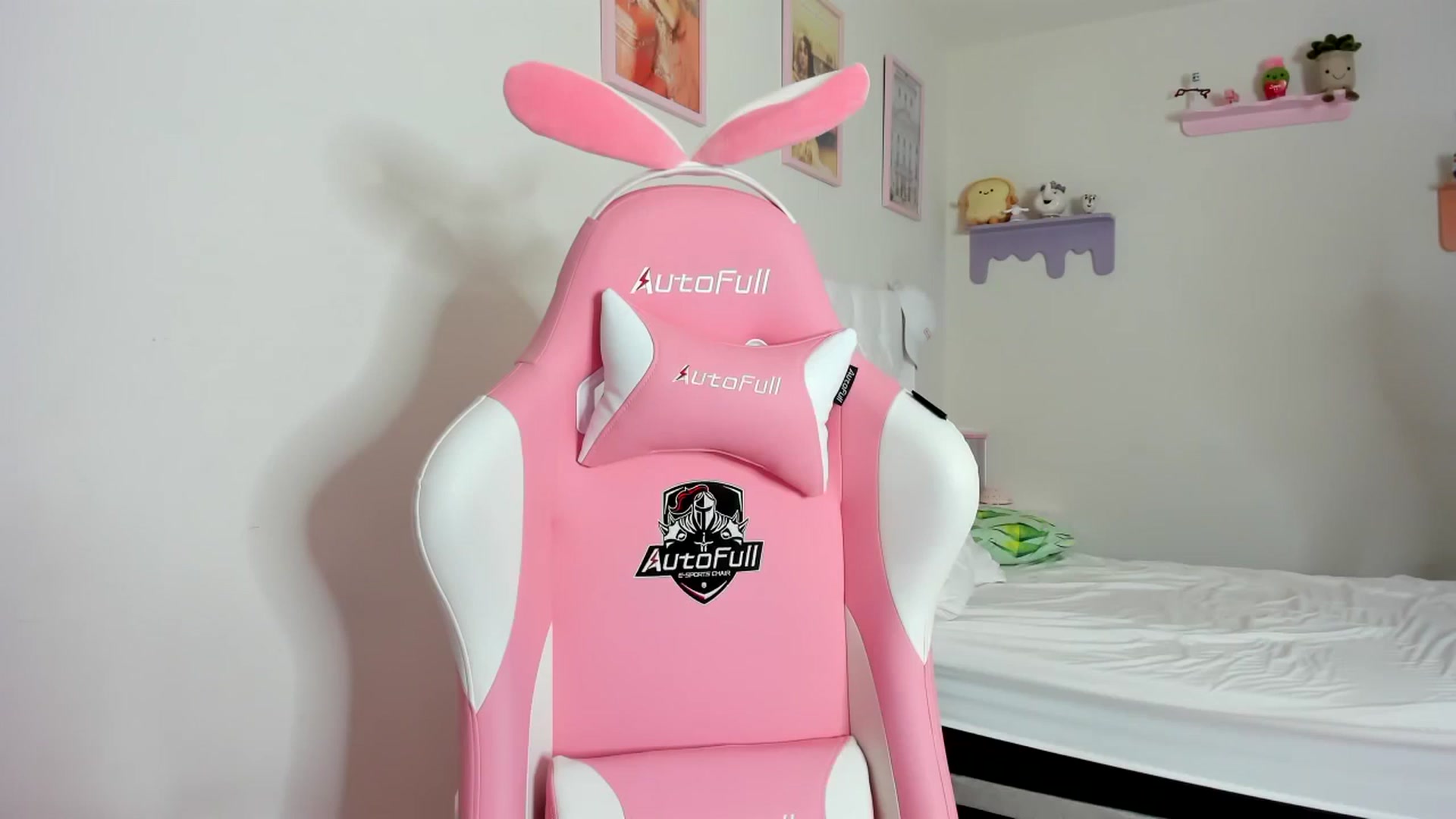 Gallery image thumbnail from Cherrycute666's myfreecams stream on, 10/06/2023, 19:41 image 12 of 20
