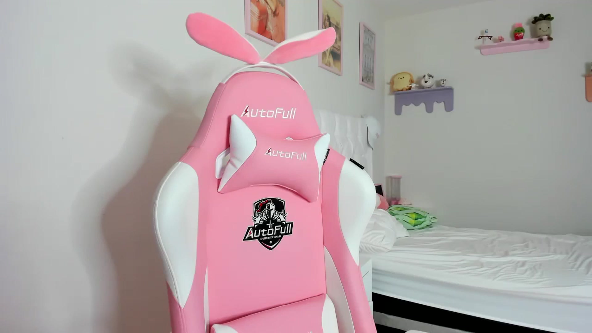 Gallery image thumbnail from Cherrycute666's myfreecams stream on, 10/06/2023, 19:41 image 9 of 20