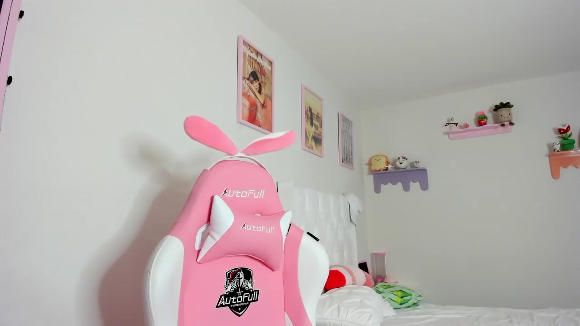 Gallery image thumbnail from Cherrycute666's myfreecams stream on, 10/06/2023, 19:41 image 16 of 20