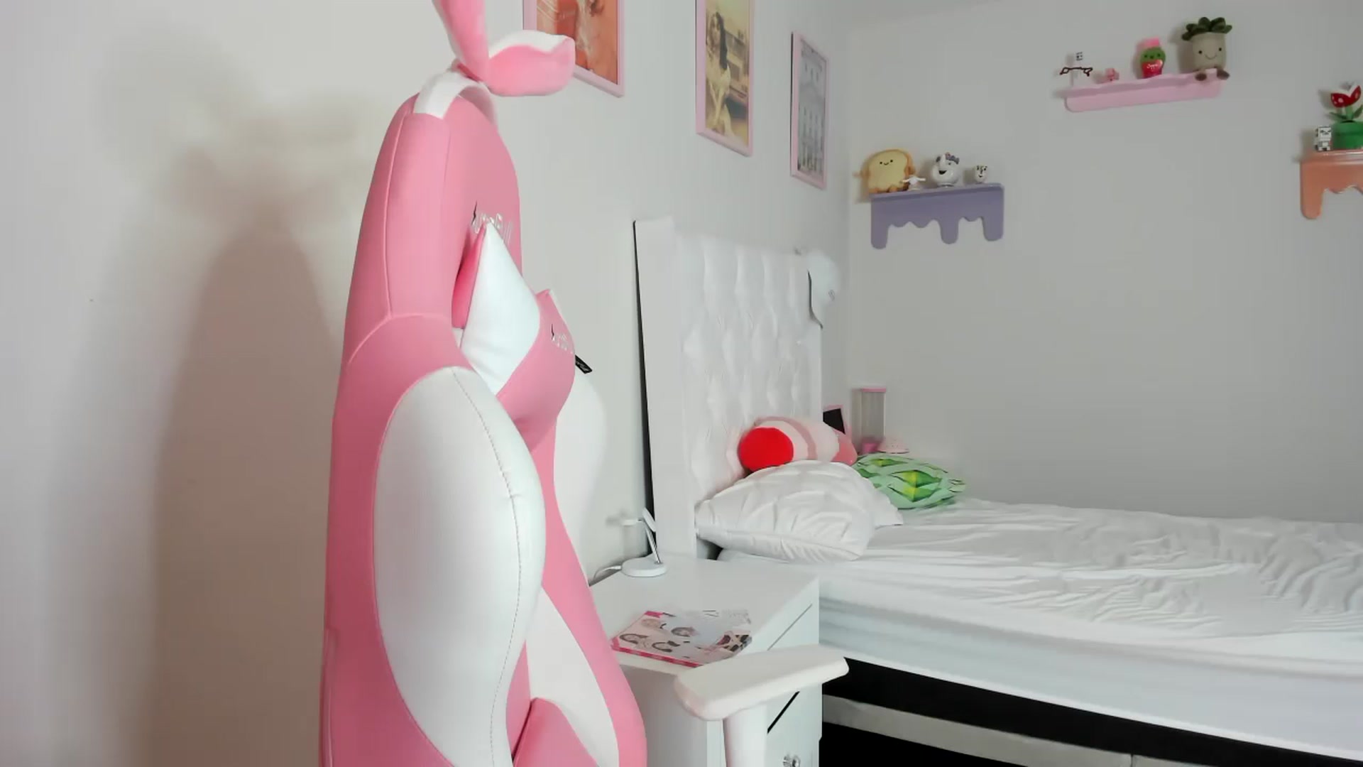 Gallery image thumbnail from Cherrycute666's myfreecams stream on, 10/06/2023, 19:41 image 20 of 20