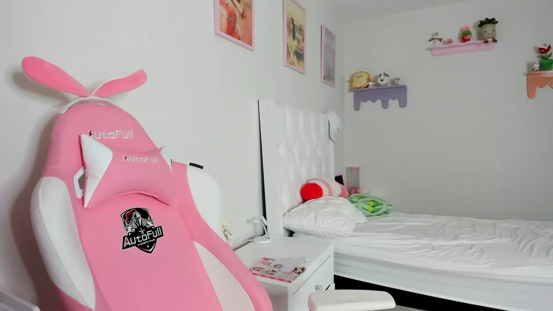 Gallery image thumbnail from Cherrycute666's myfreecams stream on, 10/06/2023, 21:17 image 12 of 20