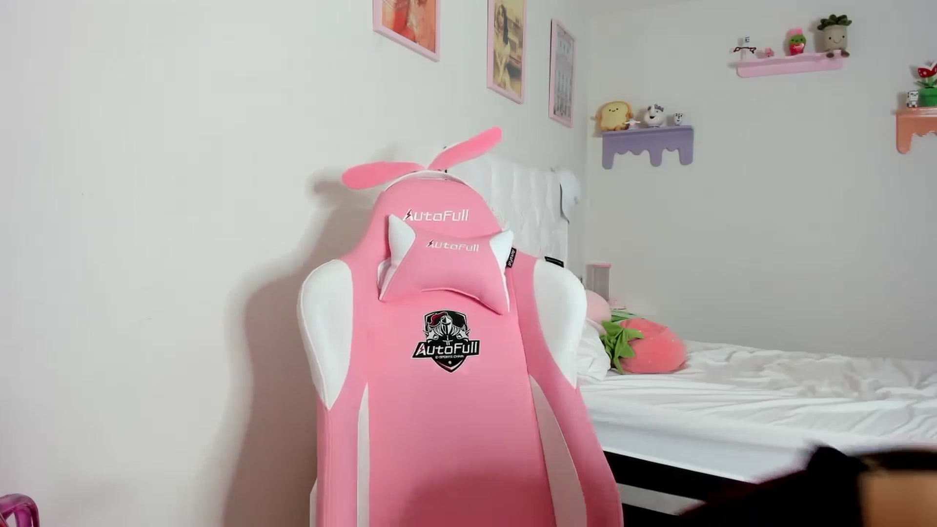 Gallery image thumbnail from Cherrycute666's myfreecams stream on, 10/07/2023, 24:31 image 5 of 20