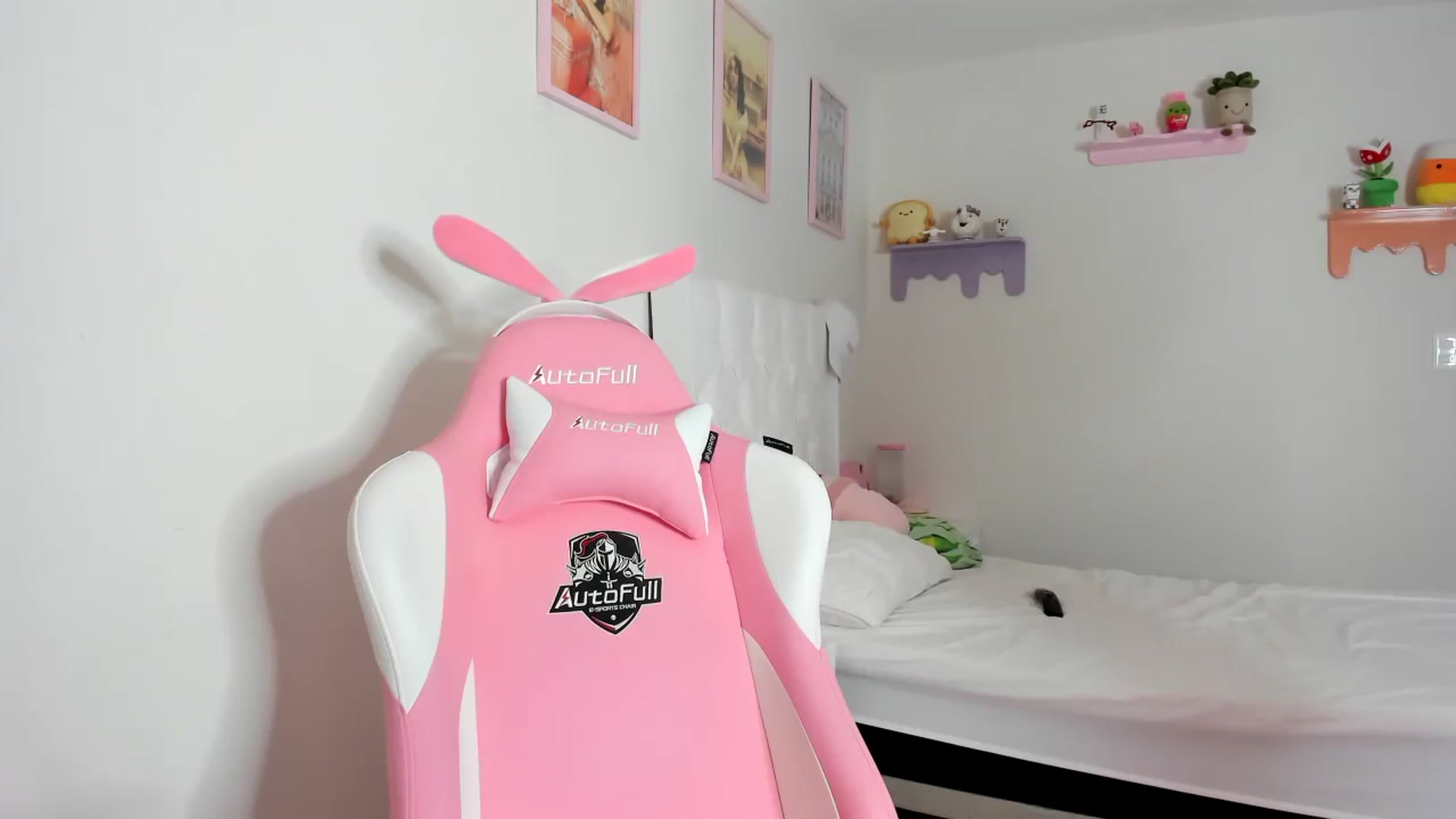 Gallery image thumbnail from Cherrycute666's myfreecams stream on, 10/07/2023, 06:52 image 10 of 20