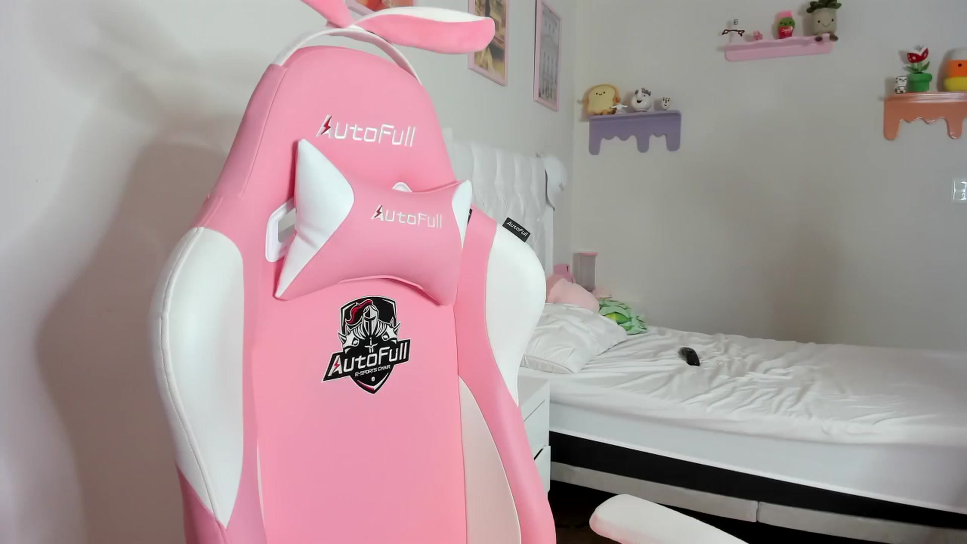 Gallery image thumbnail from Cherrycute666's myfreecams stream on, 10/07/2023, 08:09 image 8 of 20