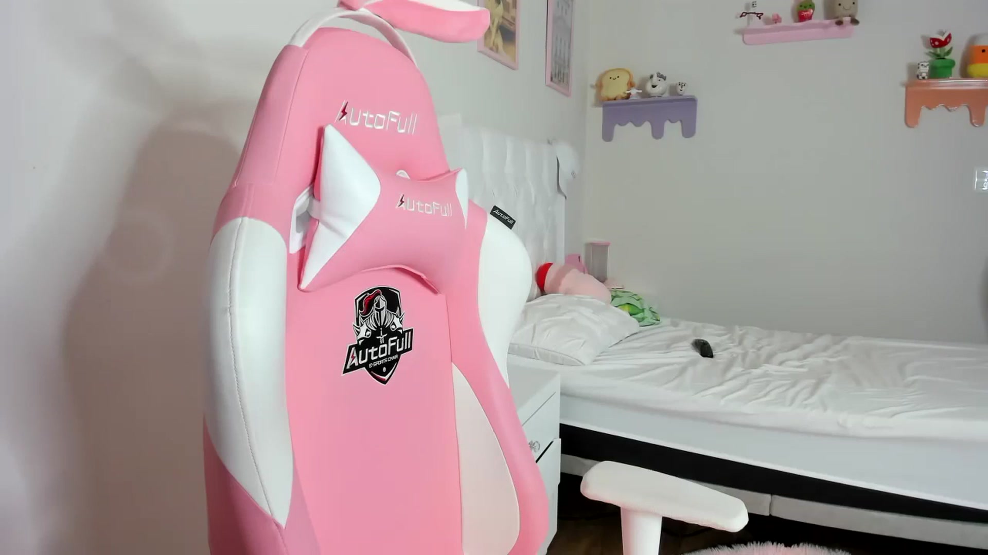 Gallery image thumbnail from Cherrycute666's myfreecams stream on, 10/07/2023, 08:43 image 15 of 20