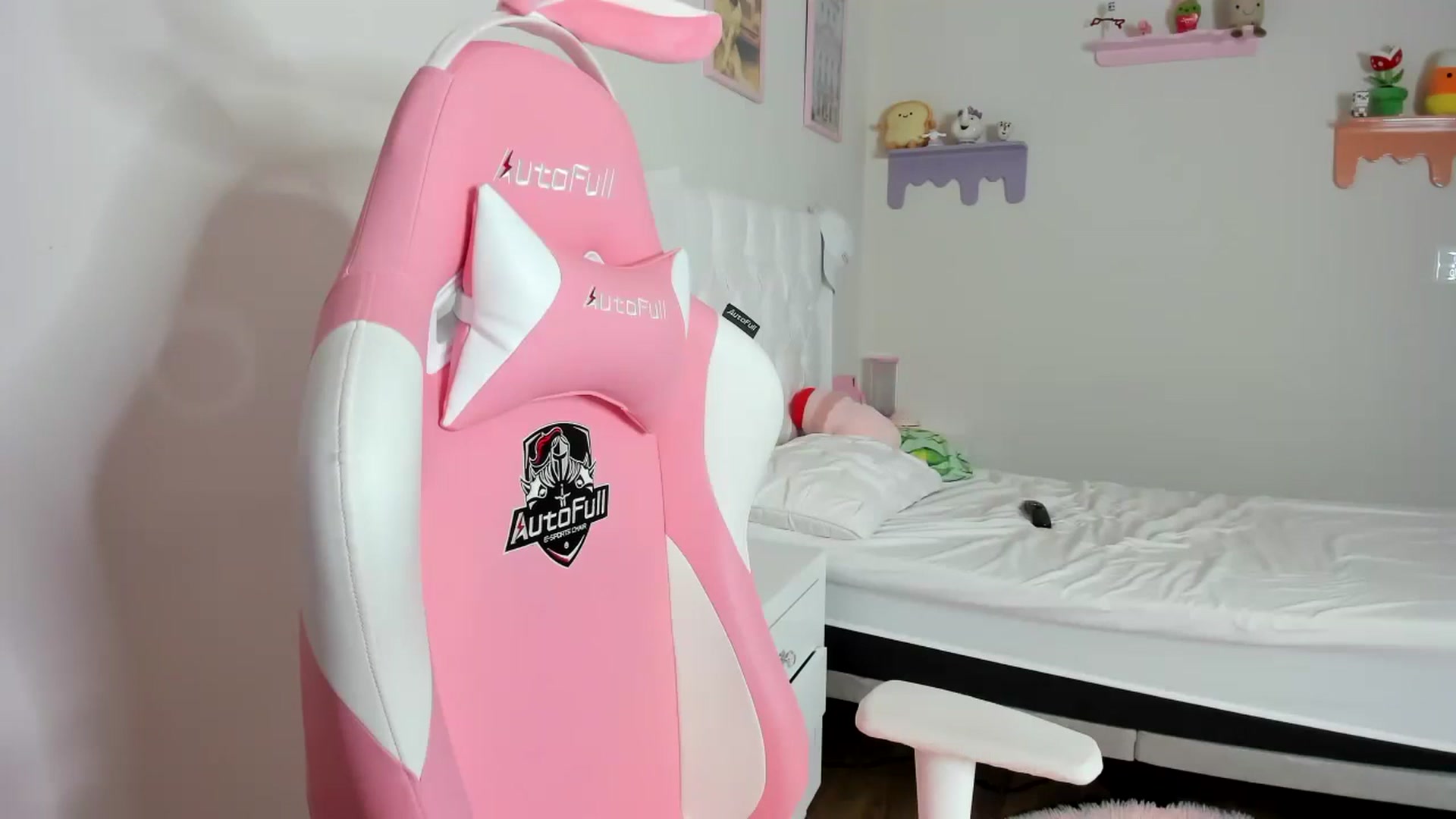 Gallery image thumbnail from Cherrycute666's myfreecams stream on, 10/07/2023, 08:43 image 16 of 20