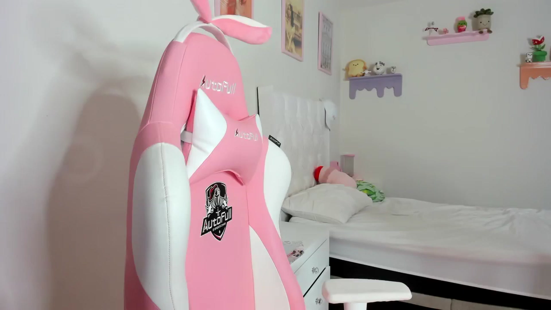 Gallery image thumbnail from Cherrycute666's myfreecams stream on, 10/07/2023, 11:41 image 4 of 20