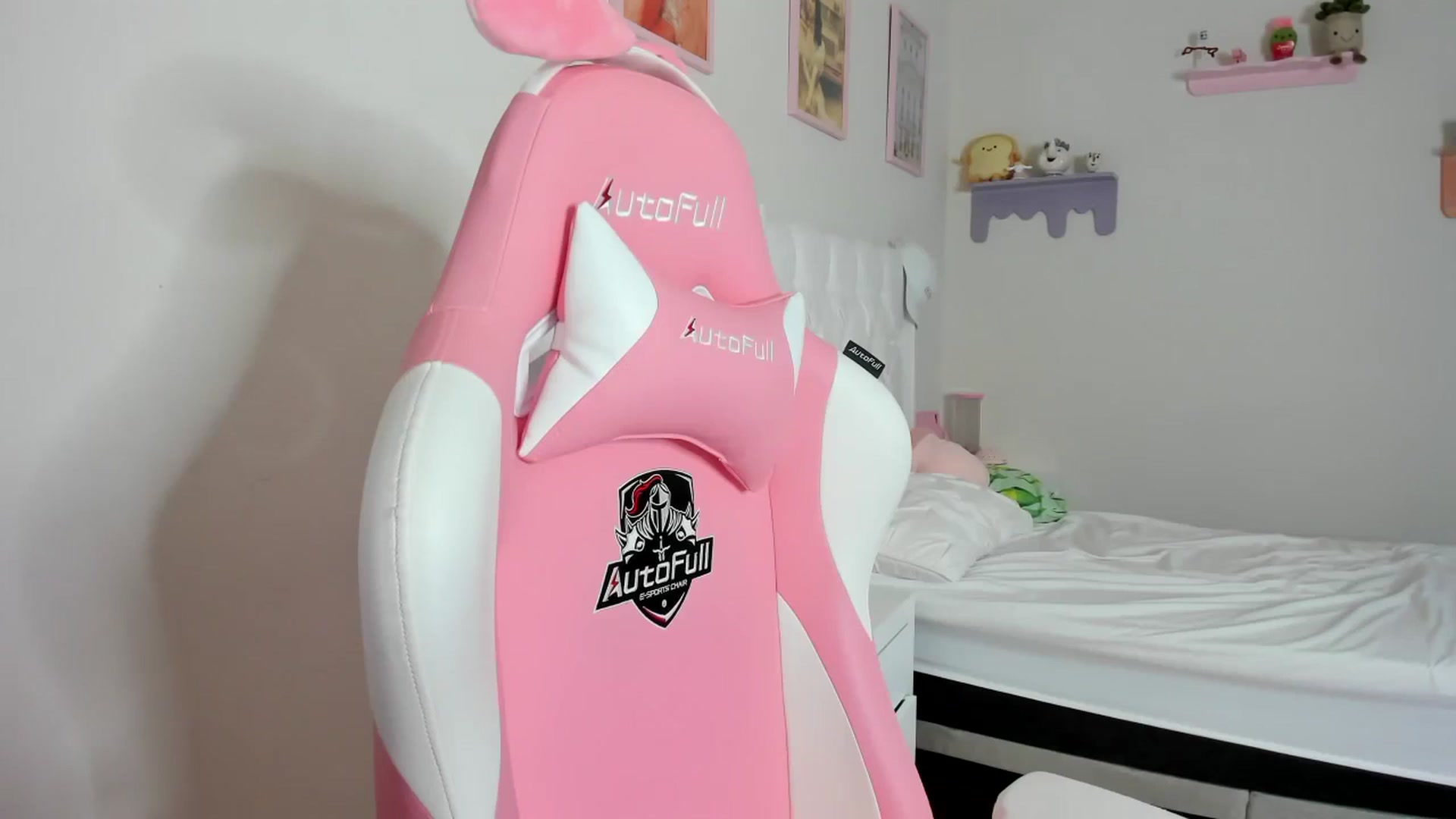 Gallery image thumbnail from Cherrycute666's myfreecams stream on, 10/07/2023, 12:34 image 6 of 20