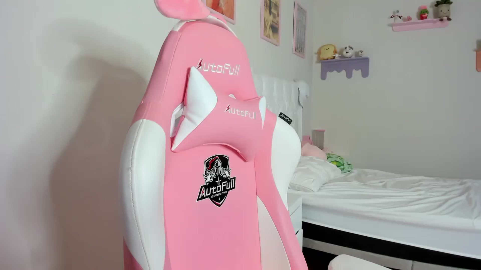 Gallery image thumbnail from Cherrycute666's myfreecams stream on, 10/07/2023, 12:34 image 7 of 20