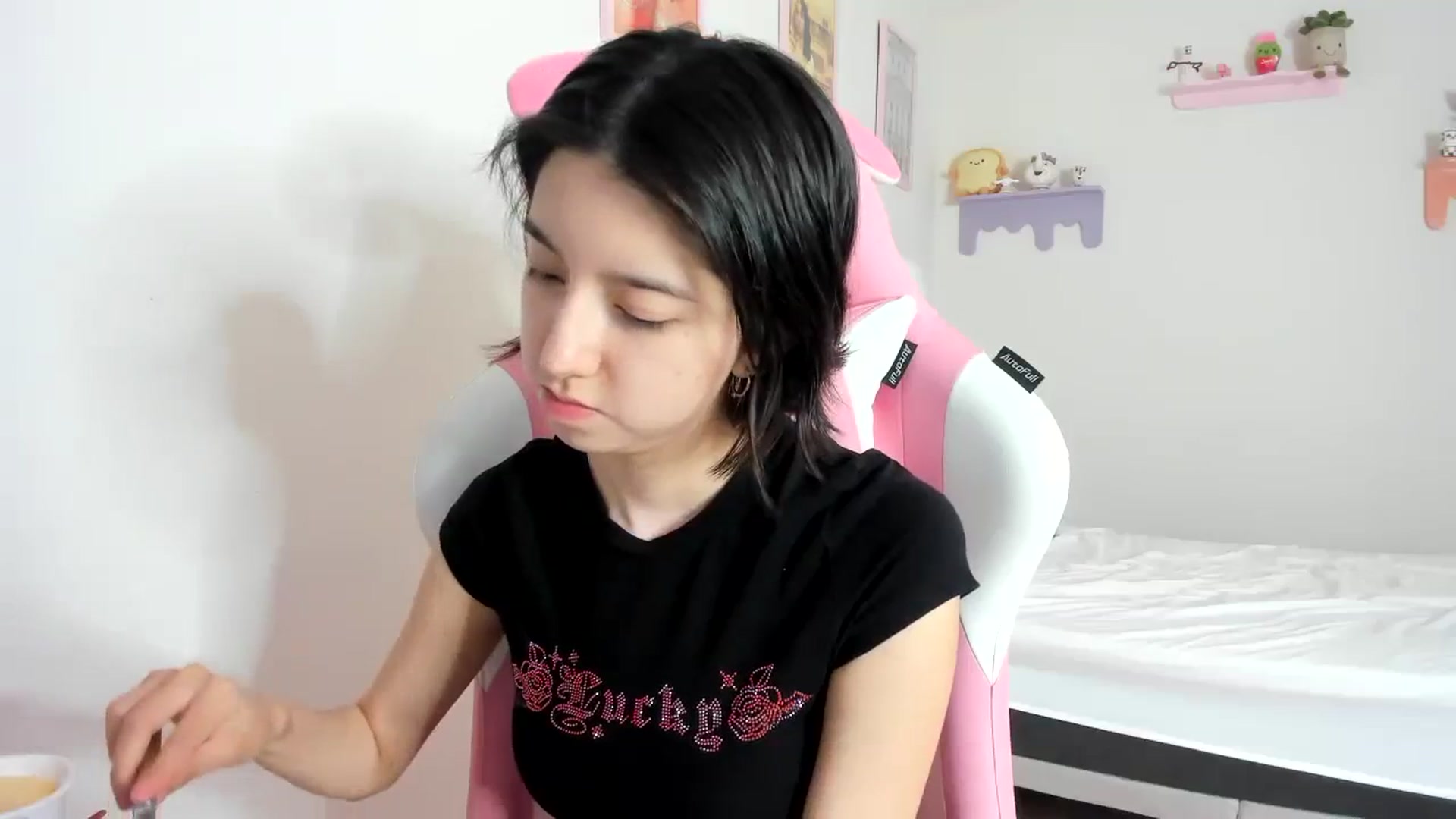 Gallery image thumbnail from Cherrycute666's myfreecams stream on, 10/07/2023, 18:23 image 12 of 20
