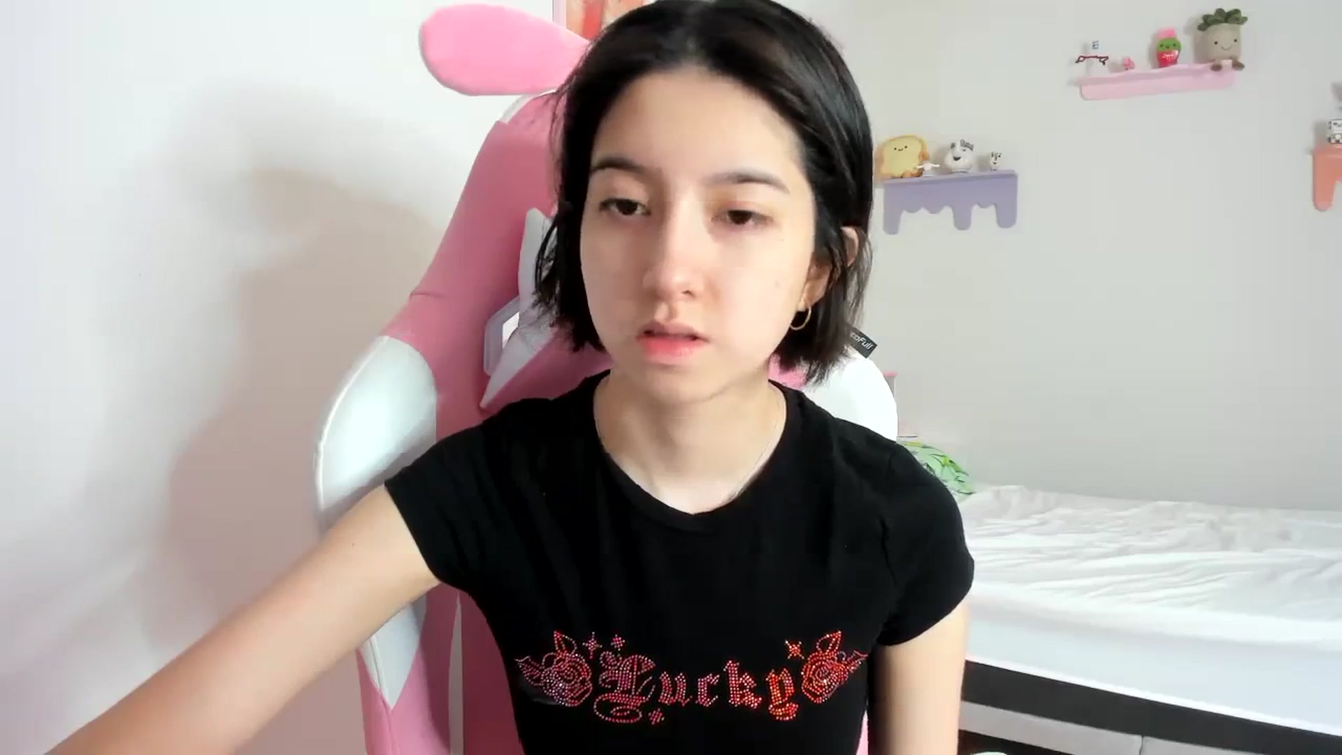 Gallery image thumbnail from Cherrycute666's myfreecams stream on, 10/07/2023, 18:23 image 6 of 20