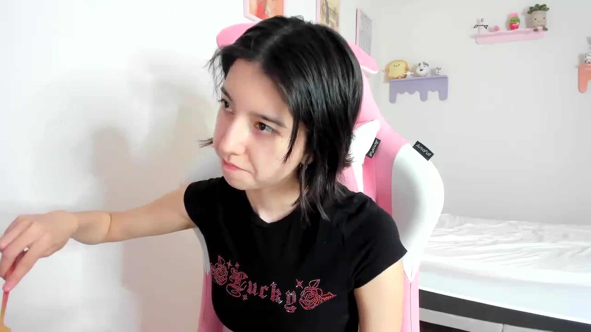 Gallery image thumbnail from Cherrycute666's myfreecams stream on, 10/07/2023, 18:23 image 15 of 20