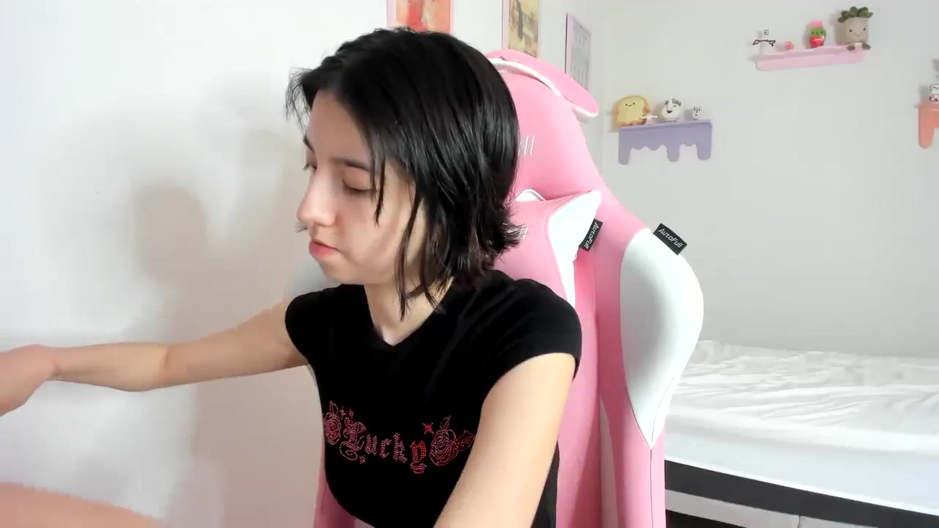 Gallery image thumbnail from Cherrycute666's myfreecams stream on, 10/07/2023, 18:23 image 17 of 20