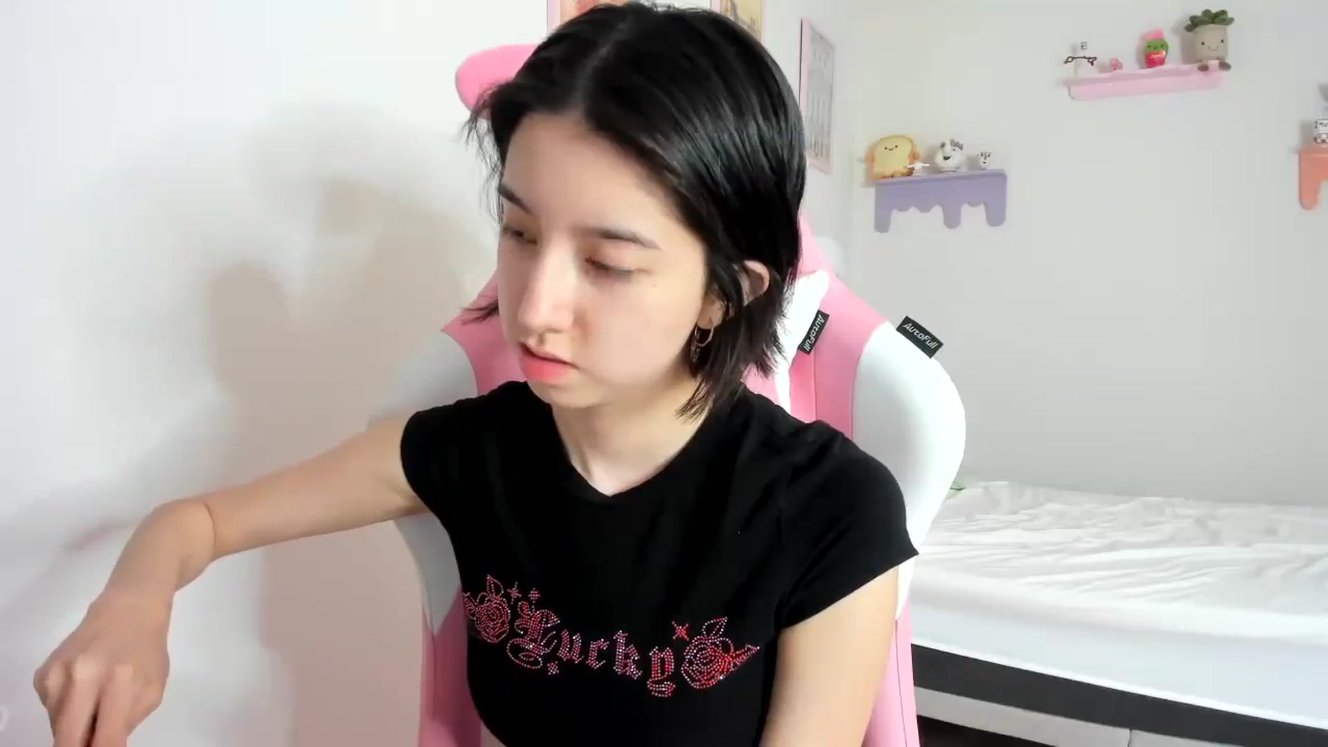 Gallery image thumbnail from Cherrycute666's myfreecams stream on, 10/07/2023, 18:23 image 10 of 20