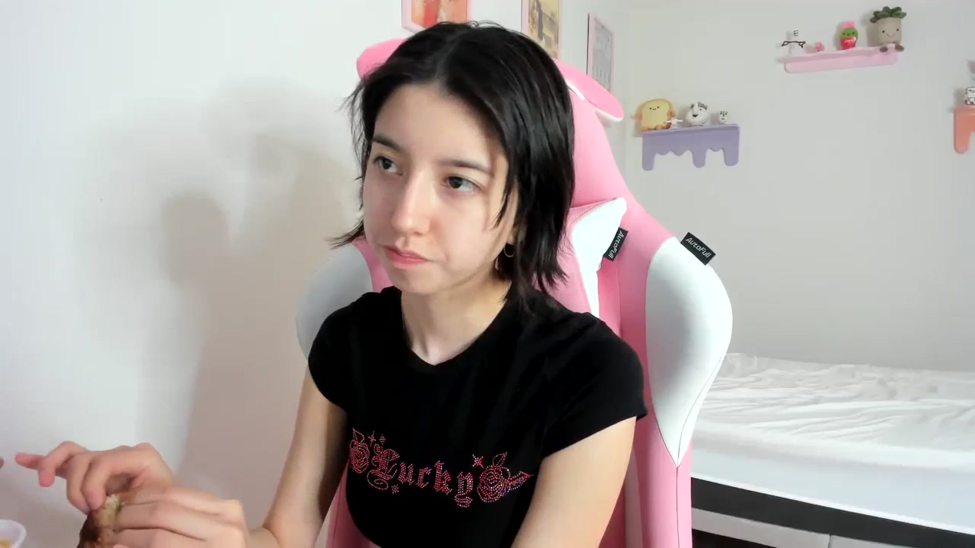 Gallery image thumbnail from Cherrycute666's myfreecams stream on, 10/07/2023, 18:23 image 14 of 20