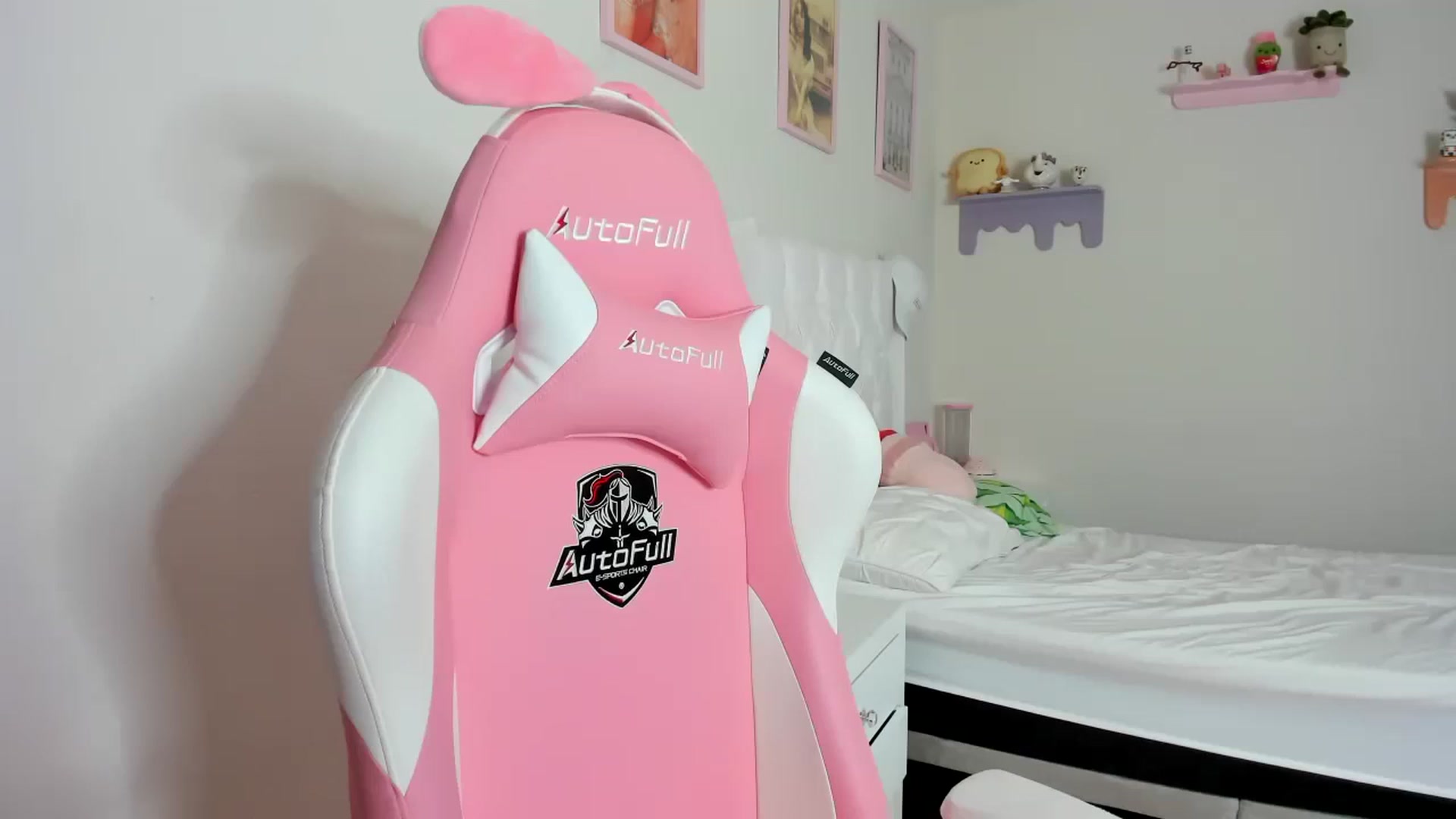 Gallery image thumbnail from Cherrycute666's myfreecams stream on, 10/07/2023, 18:23 image 2 of 20