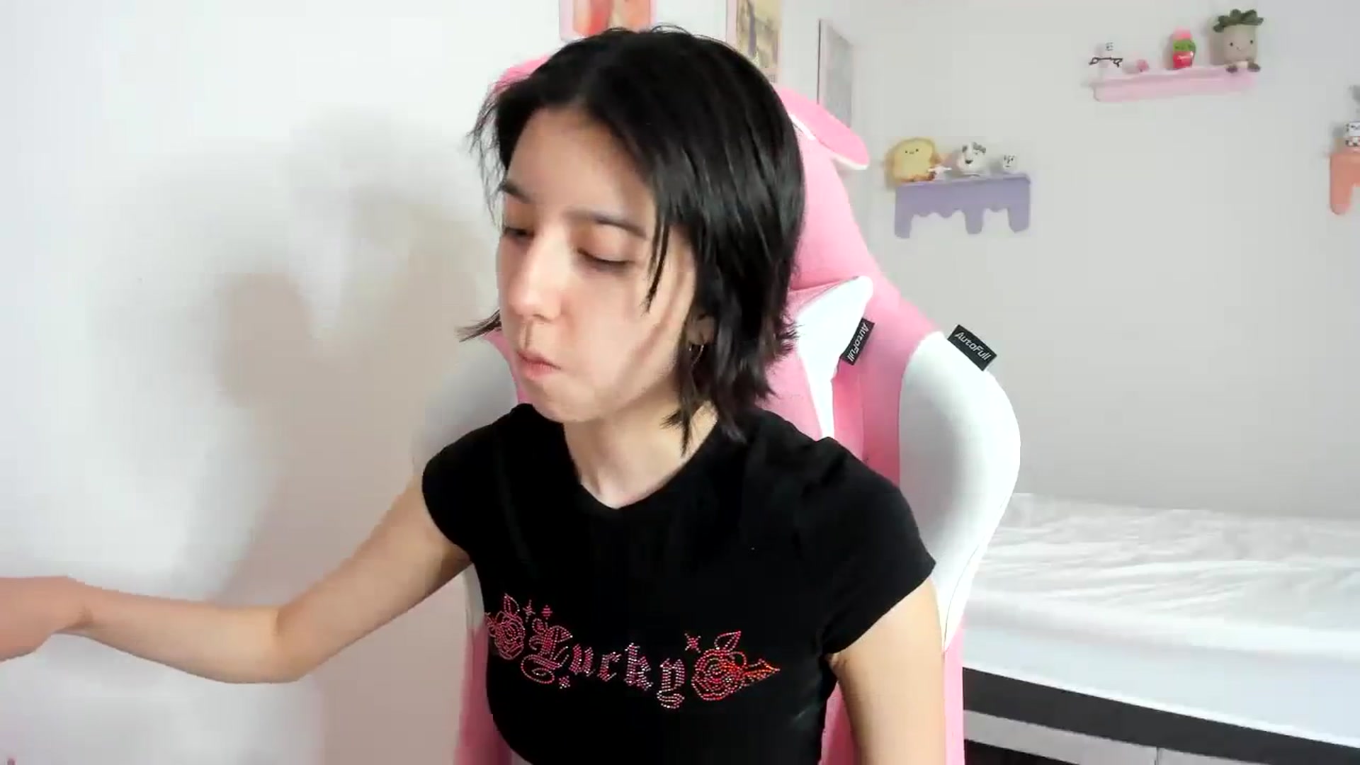 Gallery image thumbnail from Cherrycute666's myfreecams stream on, 10/07/2023, 18:23 image 16 of 20
