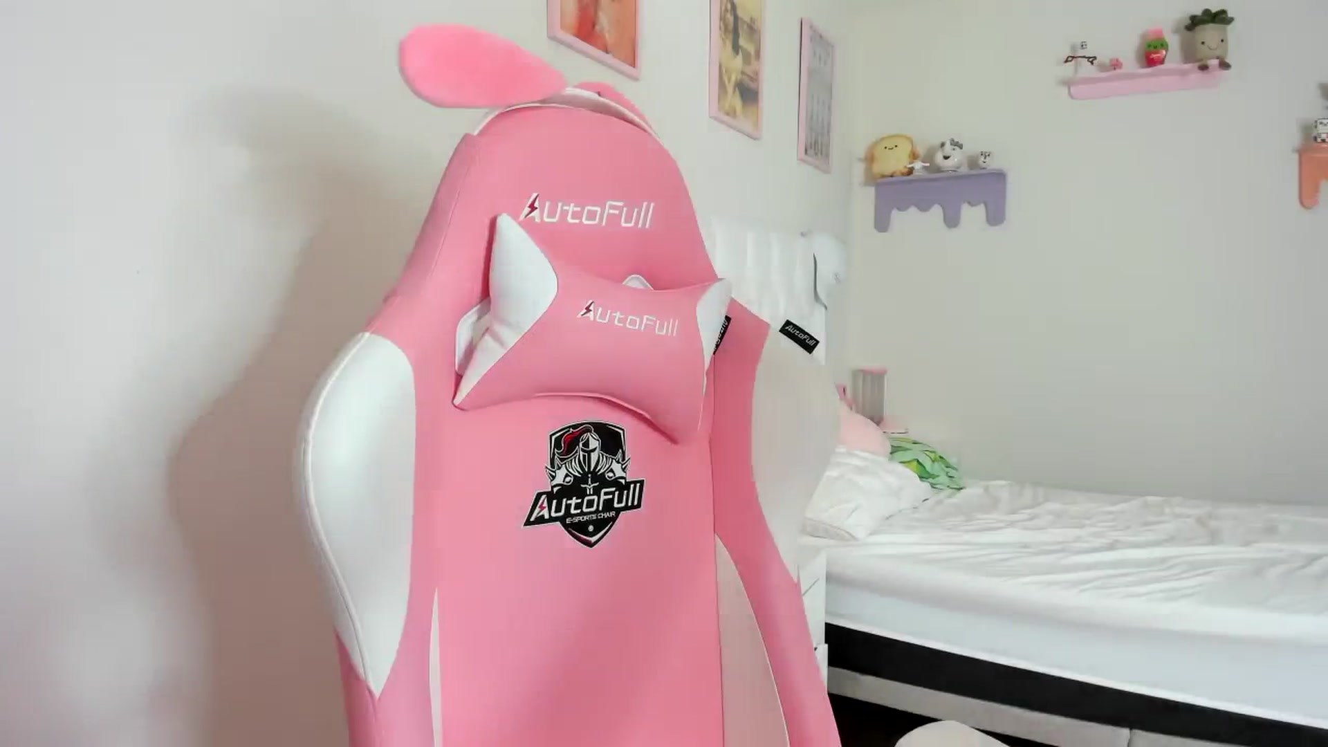 Gallery image thumbnail from Cherrycute666's myfreecams stream on, 10/07/2023, 18:23 image 8 of 20