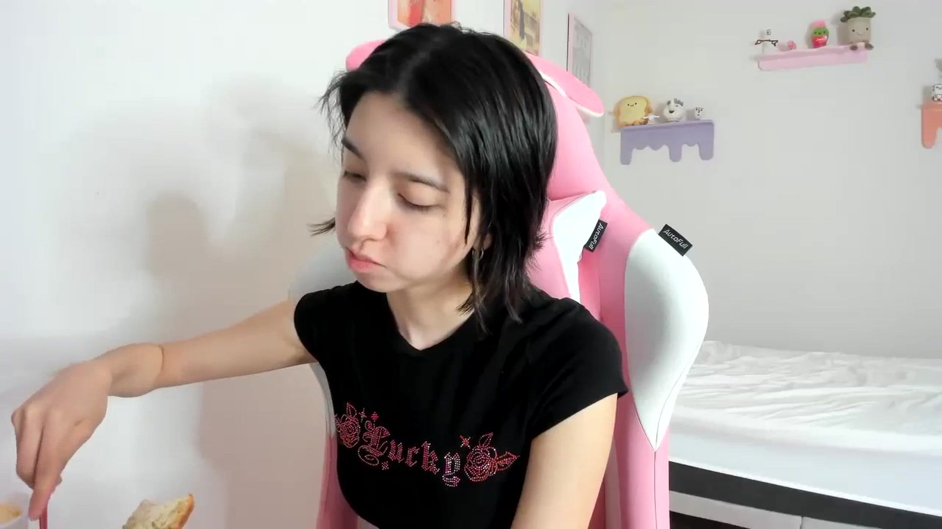 Gallery image thumbnail from Cherrycute666's myfreecams stream on, 10/07/2023, 18:23 image 13 of 20