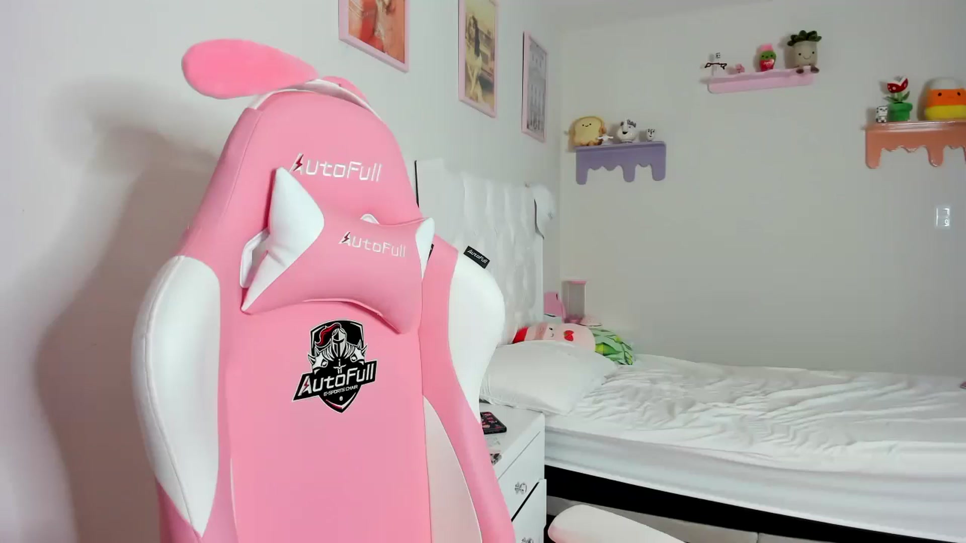 Gallery image thumbnail from Cherrycute666's myfreecams stream on, 10/08/2023, 01:50 image 1 of 20