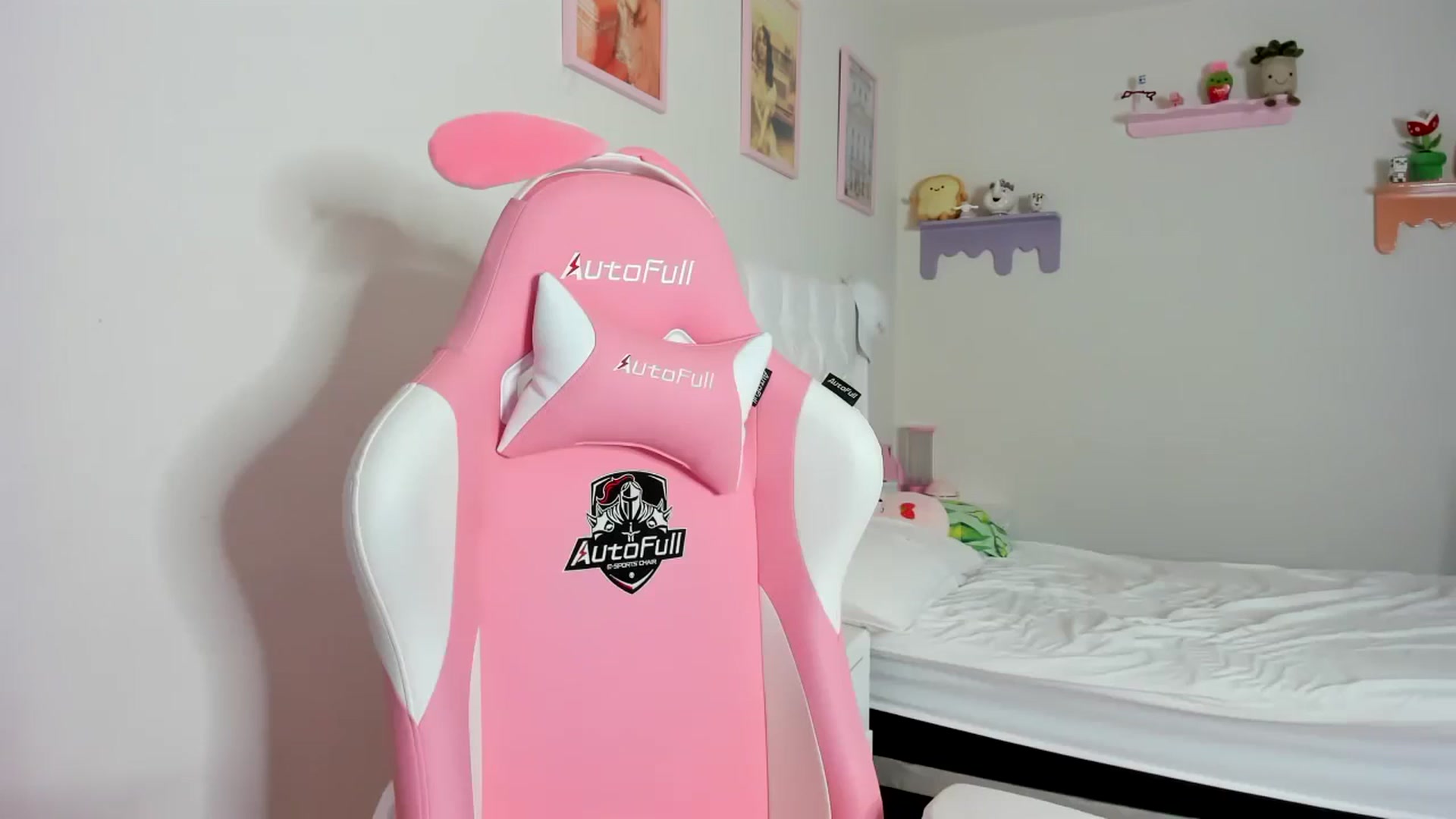 Gallery image thumbnail from Cherrycute666's myfreecams stream on, 10/08/2023, 02:19 image 6 of 20