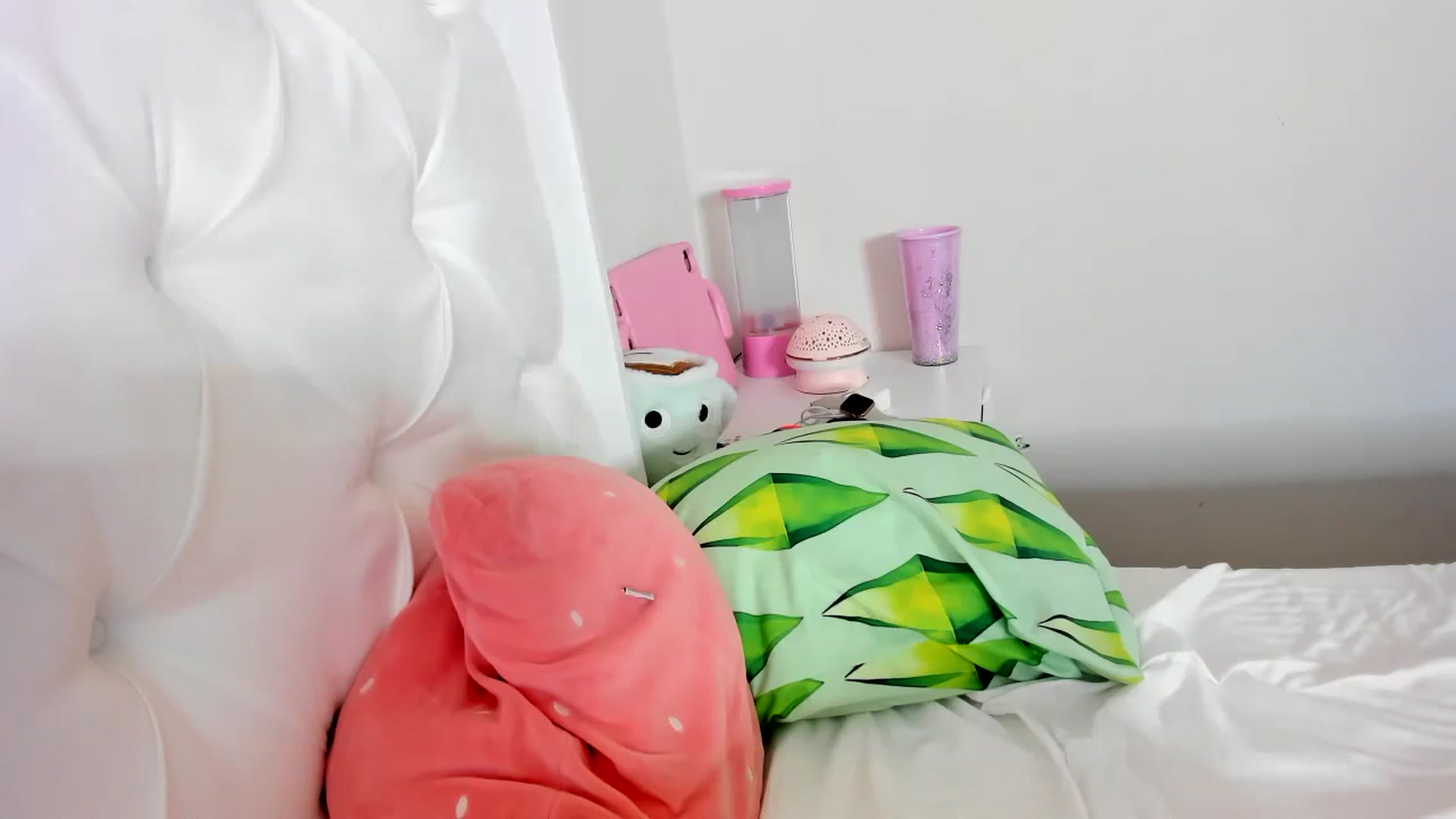 Gallery image thumbnail from Cherrycute666's myfreecams stream on, 10/08/2023, 08:49 image 16 of 20