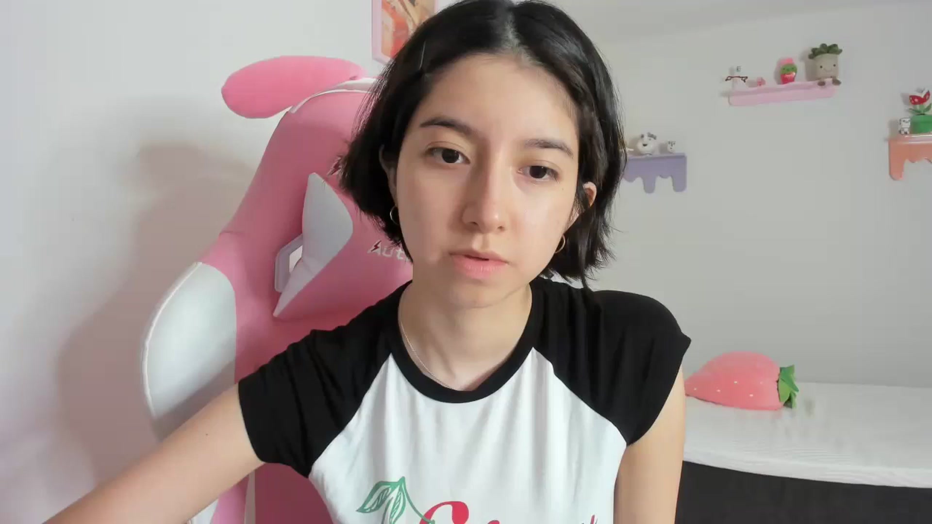 Gallery image thumbnail from Cherrycute666's myfreecams stream on, 10/09/2023, 22:29 image 5 of 20